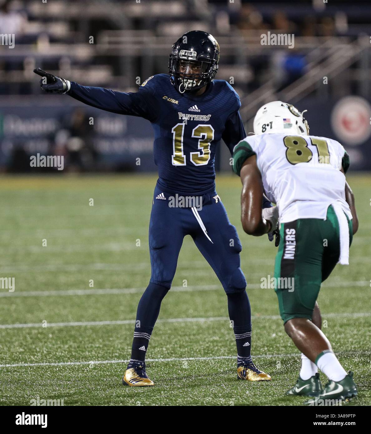 30. September 2017: FIU Panthers Cornerback Isaiah Brown (13) in Aktion während des NCAA Football Spiels zwischen den Charlotte 49ers und den FIU Panthers im Riccardo Silva Stadium in Miami, Florida. Die FIU Panthers gewannen mit 30:29. Mario Houben/CSM(Kreditbild: &Copy; Mario Houben/CSM via ZUMA Wire) Stockfoto