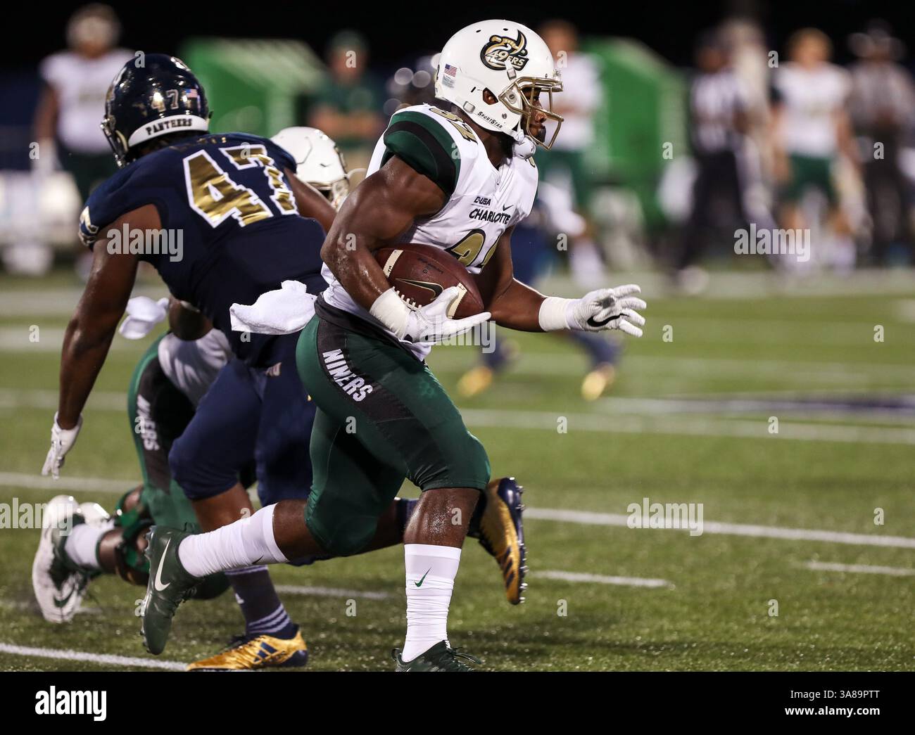 30. September 2017: Charlotte 49ers Running Back Benny LeMay (32) kommt mit dem Ball während des NCAA Football-Spiels zwischen den Charlotte 49ers und den FIU Panthers im Riccardo Silva Stadium in Miami, Florida vor. Die FIU Panthers gewannen mit 30:29. Mario Houben/CSM(Kreditbild: &Copy; Mario Houben/CSM via ZUMA Wire) Stockfoto