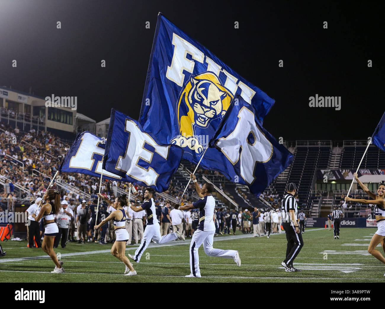 30. September 2017: Die FIU Panthers-Flagge wird während eines Touchdowns während des NCAA Football-Spiels zwischen den Charlotte 49ers und den FIU Panthers im Riccardo Silva Stadium in Miami, Florida, auf dem Spielfeld angezeigt. Die FIU Panthers gewannen mit 30:29. Mario Houben/CSM(Kreditbild: &Copy; Mario Houben/CSM via ZUMA Wire) Stockfoto