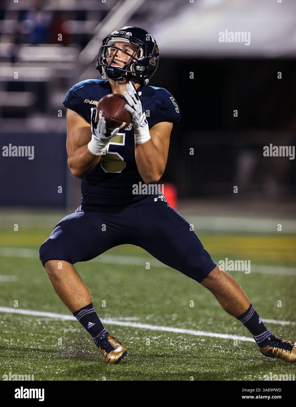 30. September 2017: FIU Panthers Wide Receiver Julian Williams (5) fängt den Ball während des NCAA Football Spiels zwischen den Charlotte 49ers und den FIU Panthers im Riccardo Silva Stadium in Miami, Florida. Die FIU Panthers gewannen mit 30:29. Mario Houben/CSM(Kreditbild: &Copy; Mario Houben/CSM via ZUMA Wire) Stockfoto