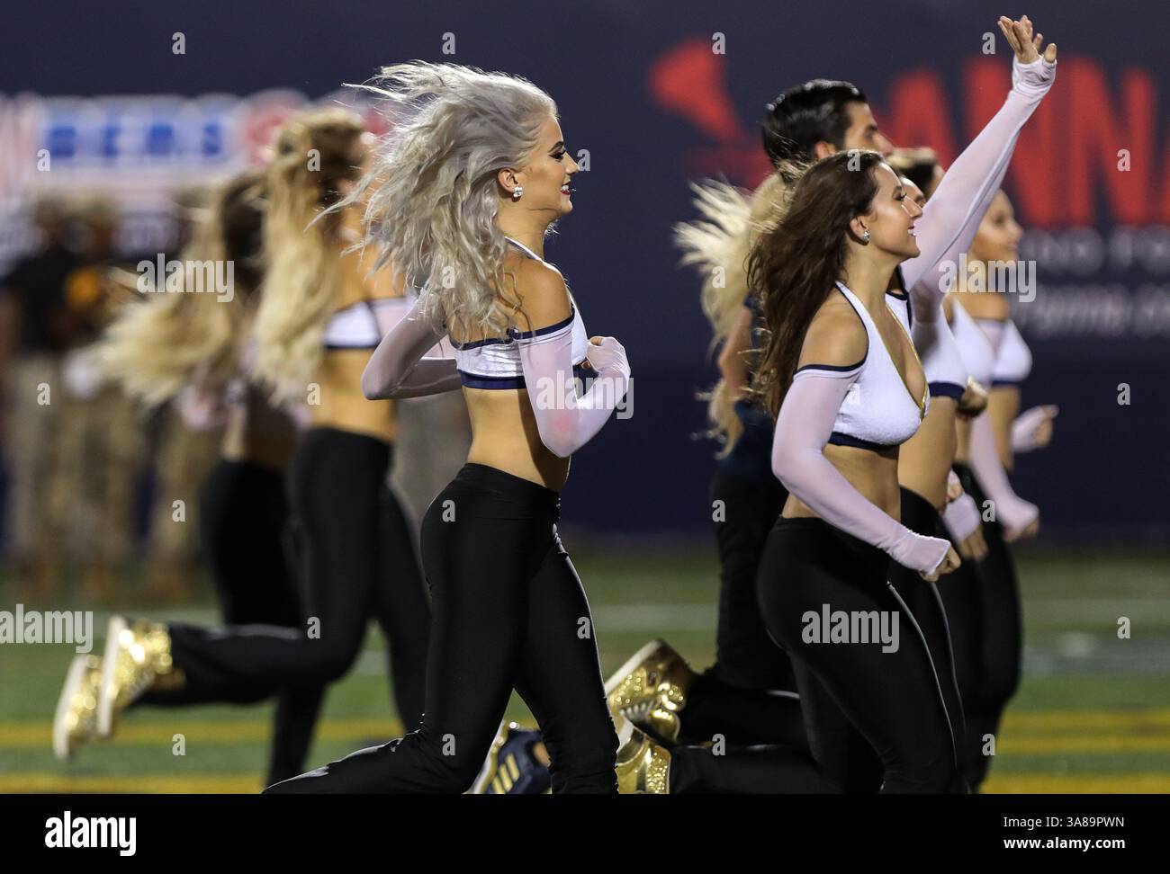 30. September 2017: Die FIU Dazzlers treten in das Spielfeld ein, um während des NCAA Football-Spiels zwischen den Charlotte 49ers und den FIU Panthers im Riccardo Silva Stadium in Miami, Florida, für die Öffentlichkeit aufzutreten. Die FIU Panthers gewannen mit 30:29. Mario Houben/CSM(Kreditbild: &Copy; Mario Houben/CSM via ZUMA Wire) Stockfoto