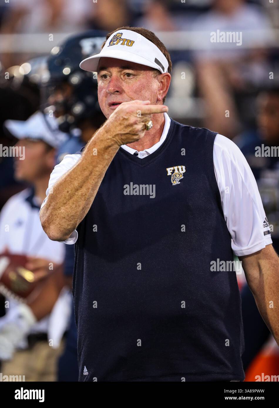 30. September 2017: FIU Panthers-Cheftrainer Butch Davis während des NCAA Football-Spiels zwischen den Charlotte 49ers und den FIU Panthers im Riccardo Silva Stadium in Miami, Florida. Die FIU Panthers gewannen mit 30:29. Mario Houben/CSM(Kreditbild: &Copy; Mario Houben/CSM via ZUMA Wire) Stockfoto