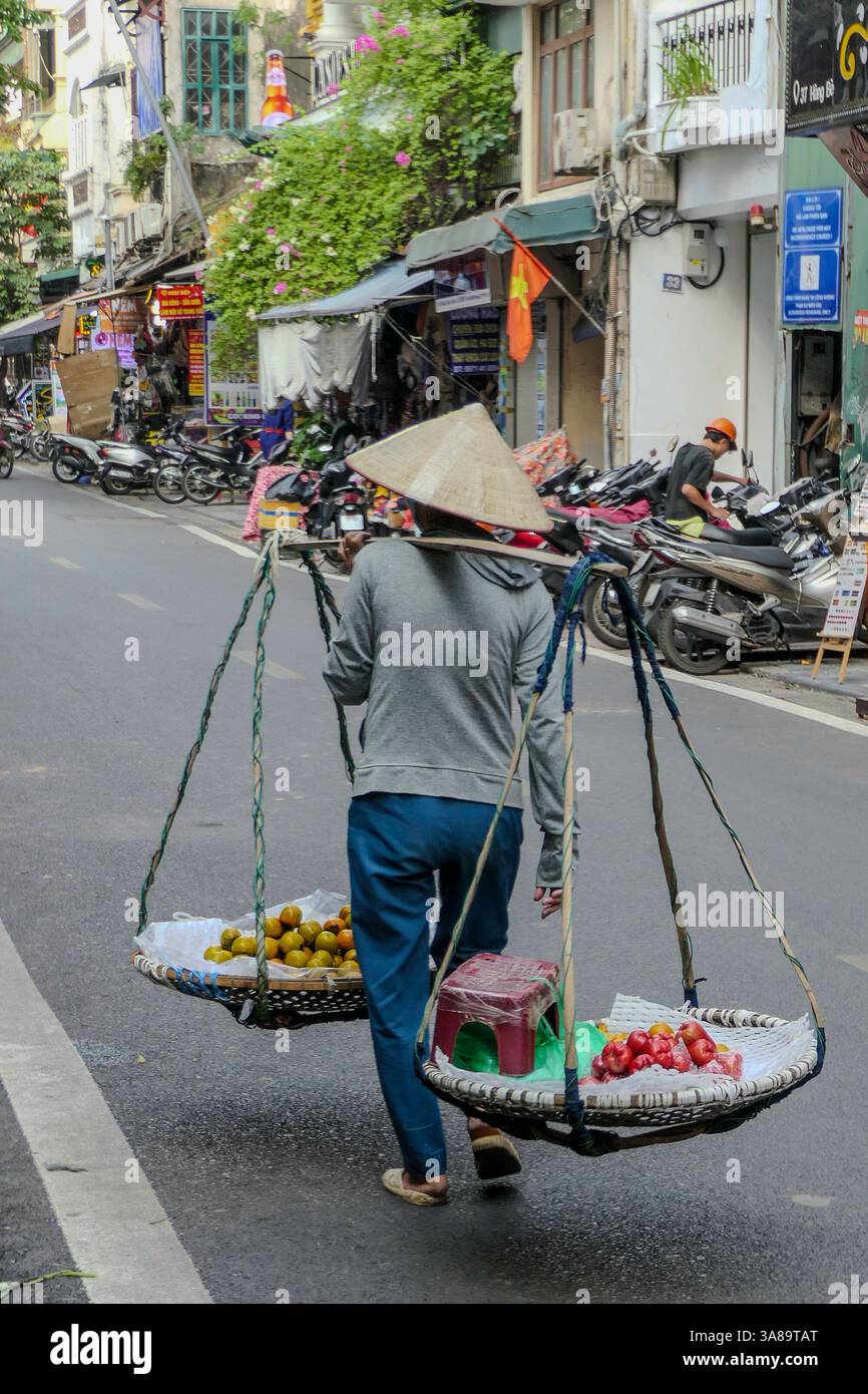 Hanoi, Vietnam, 22. Oktober 2024. Szenen des täglichen Lebens, Händler in den Straßen von Hanoi. Stockfoto Hanoi, Vietnam, 22. Oktober 2024. Szenen des täglichen Lebens, Händler in den Straßen von Hanoi. Stockfoto