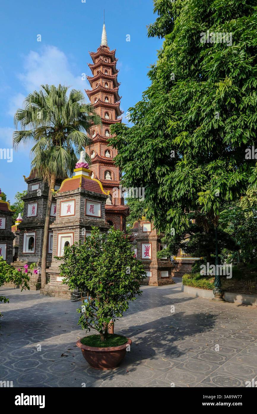 Hanoi, Vietnam, 22. Oktober 2024. Die Tran Quoc Pagode ist der älteste buddhistische Tempel und befindet sich auf einer Insel im West Lake. Stockfoto Hanoi, Vietnam, 22. Oktober 2024. Die Tran Quoc Pagode ist der älteste buddhistische Tempel und befindet sich auf einer Insel im West Lake. Stockfoto