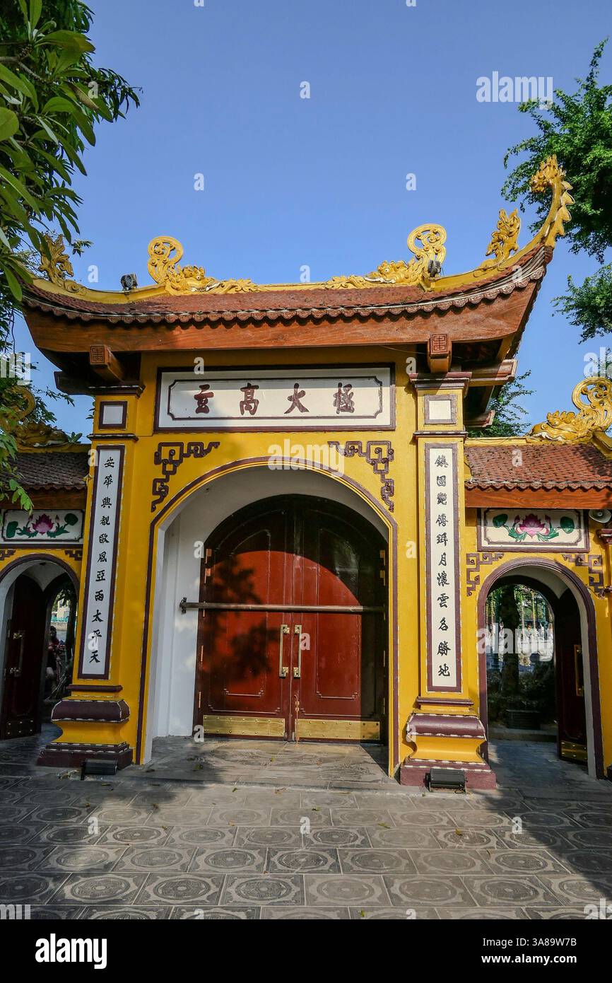 Hanoi, Vietnam, 22. Oktober 2024. Die Tran Quoc Pagode ist der älteste buddhistische Tempel und befindet sich auf einer Insel im West Lake. Stockfoto Hanoi, Vietnam, 22. Oktober 2024. Die Tran Quoc Pagode ist der älteste buddhistische Tempel und befindet sich auf einer Insel im West Lake. Stockfoto