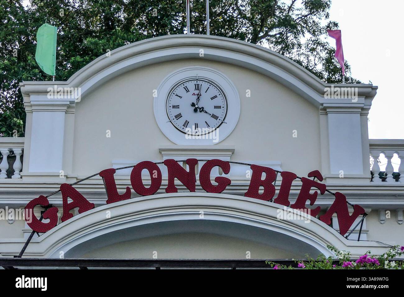 Hanoi, Vietnam, 22. Oktober 2024. Der Bahnhof Long Biên ist ein Bahnhof im Bezirk Hoan Kiem in Hanoi, Vietnam, am westlichen Ende der Long Bien Bridge Stockfoto Hanoi, Vietnam, 22. Oktober 2024. Der Bahnhof Long Biên ist ein Bahnhof im Bezirk Hoan Kiem in Hanoi, Vietnam, am westlichen Ende der Long Bien Bridge Stockfoto