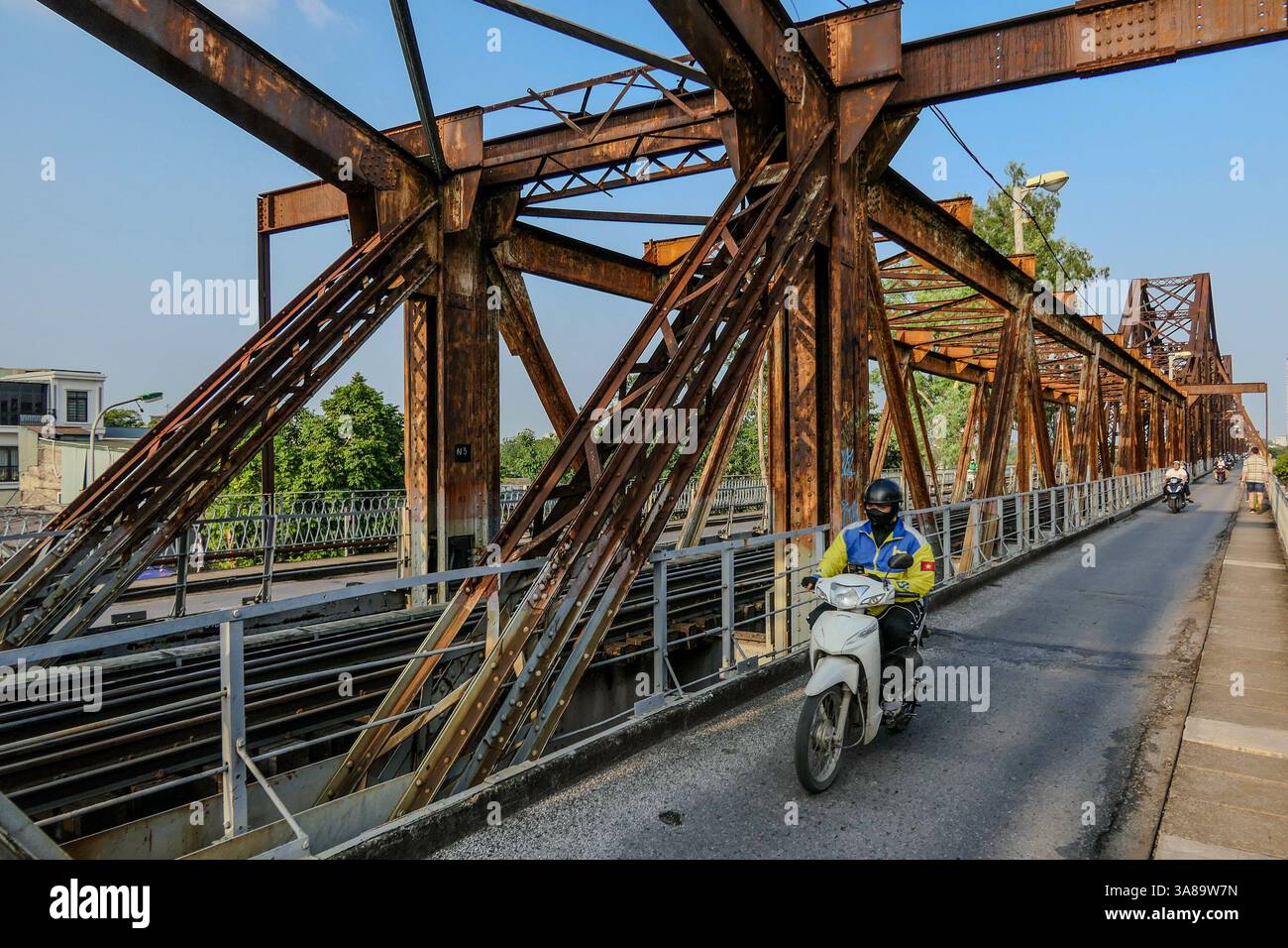 Hanoi, Vietnam, 22. Oktober 2024. Die Long-Biên-Brücke ist eine historische Freischwingbrücke über den Roten Fluss. Ursprünglich hieß sie Paul Doumer Bridge. Stockfoto Hanoi, Vietnam, 22. Oktober 2024. Die Long-Biên-Brücke ist eine historische Freischwingbrücke über den Roten Fluss. Ursprünglich hieß sie Paul Doumer Bridge. Stockfoto