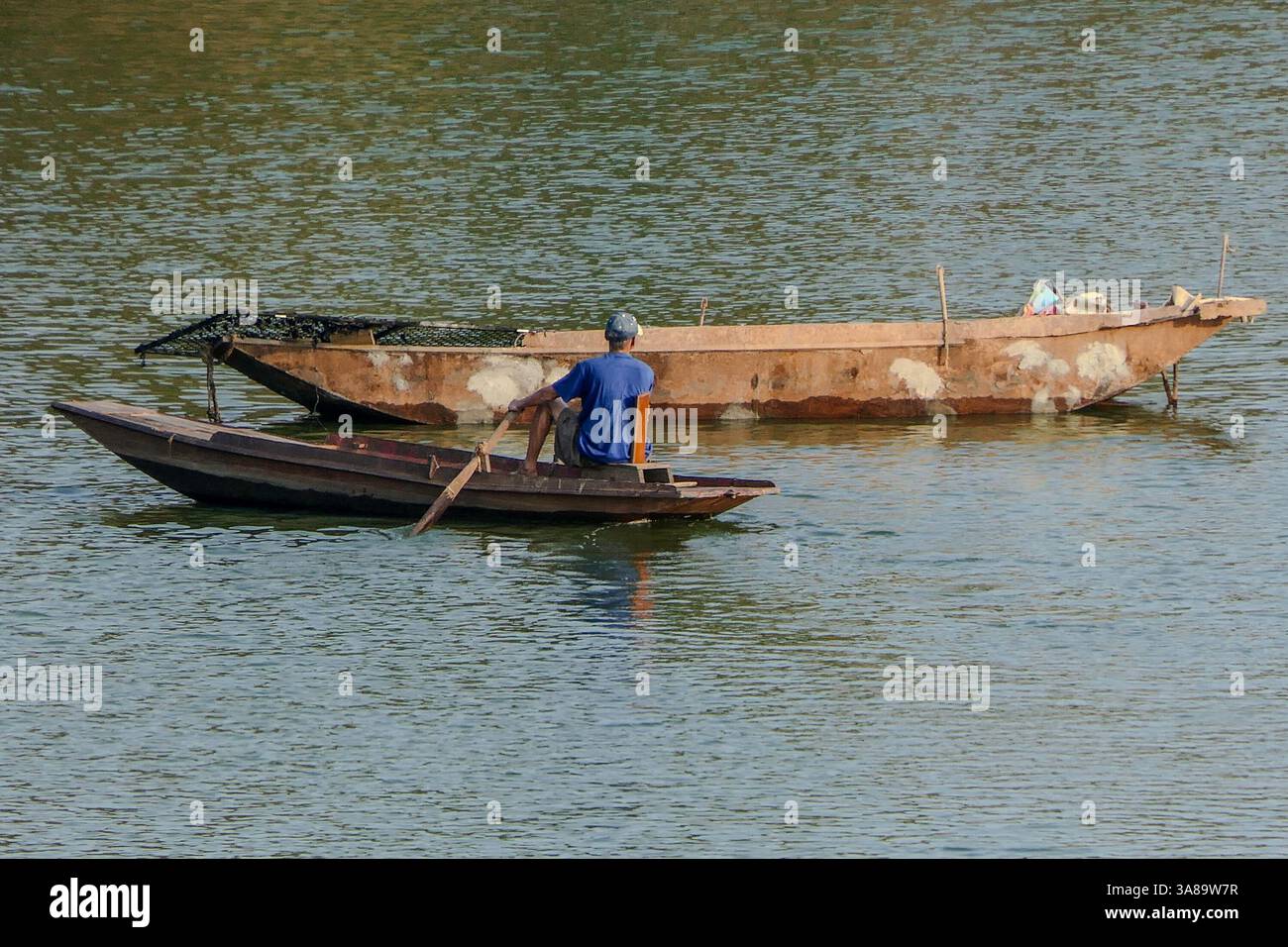 Hanoi, Vietnam, 22. Oktober 2024. Fischerboot auf dem roten Fluss von der Long Bien Brücke. Stockfoto Hanoi, Vietnam, 22. Oktober 2024. Fischerboot auf dem roten Fluss von der Long Bien Brücke. Stockfoto