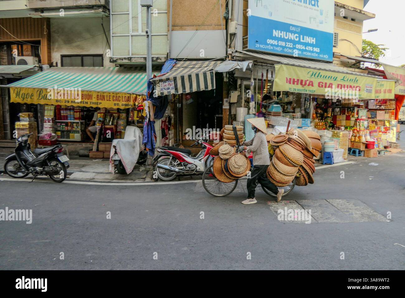 Hanoi, Vietnam, 22. Oktober 2024. Szene des täglichen Lebens, Geschäfte in den Straßen der Altstadt. Stockfoto