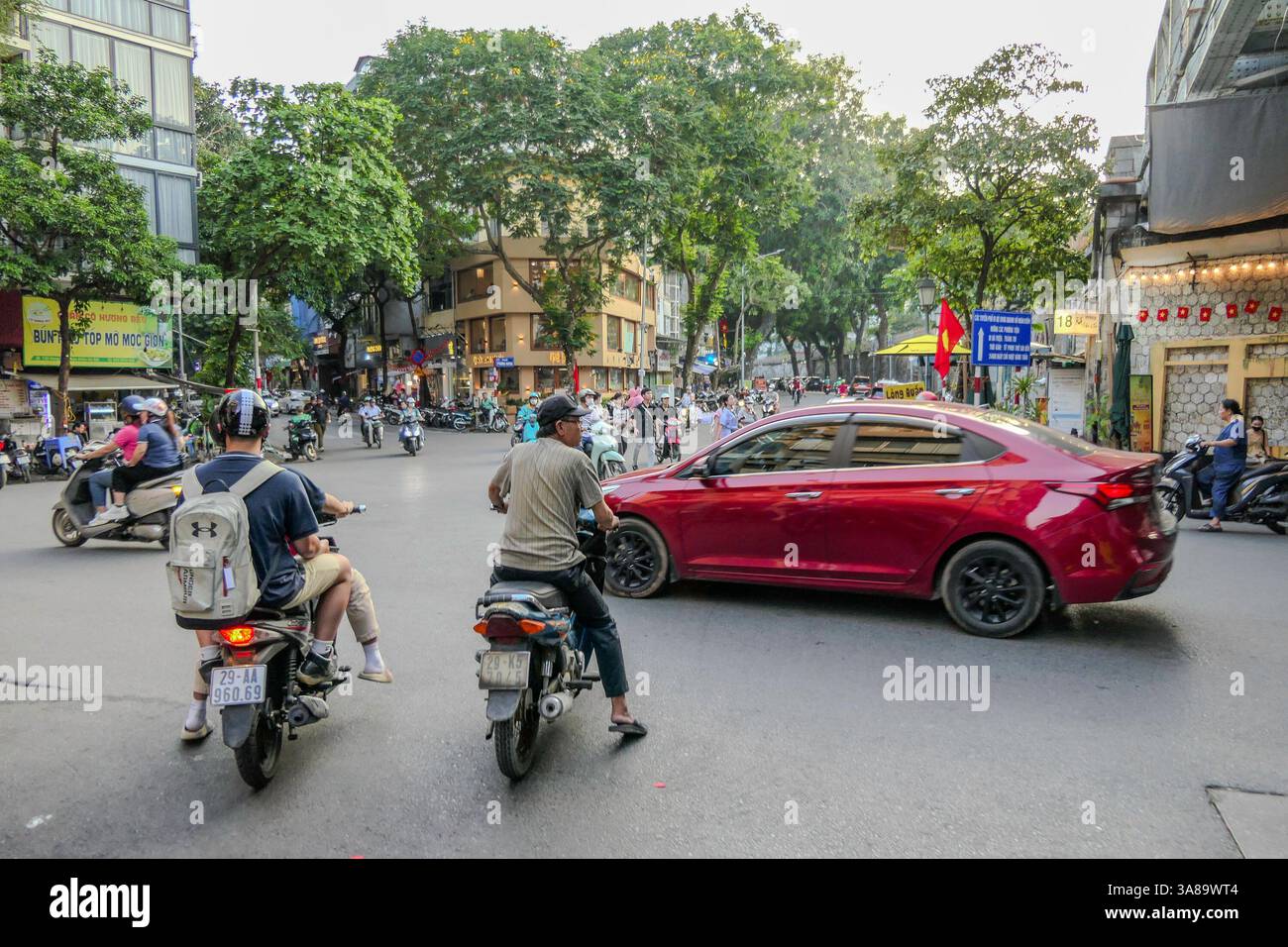 Hanoi, Vietnam, 22. Oktober 2024. Szene des täglichen Lebens, Kreuzung mit Autos und Motorrädern Stockfoto