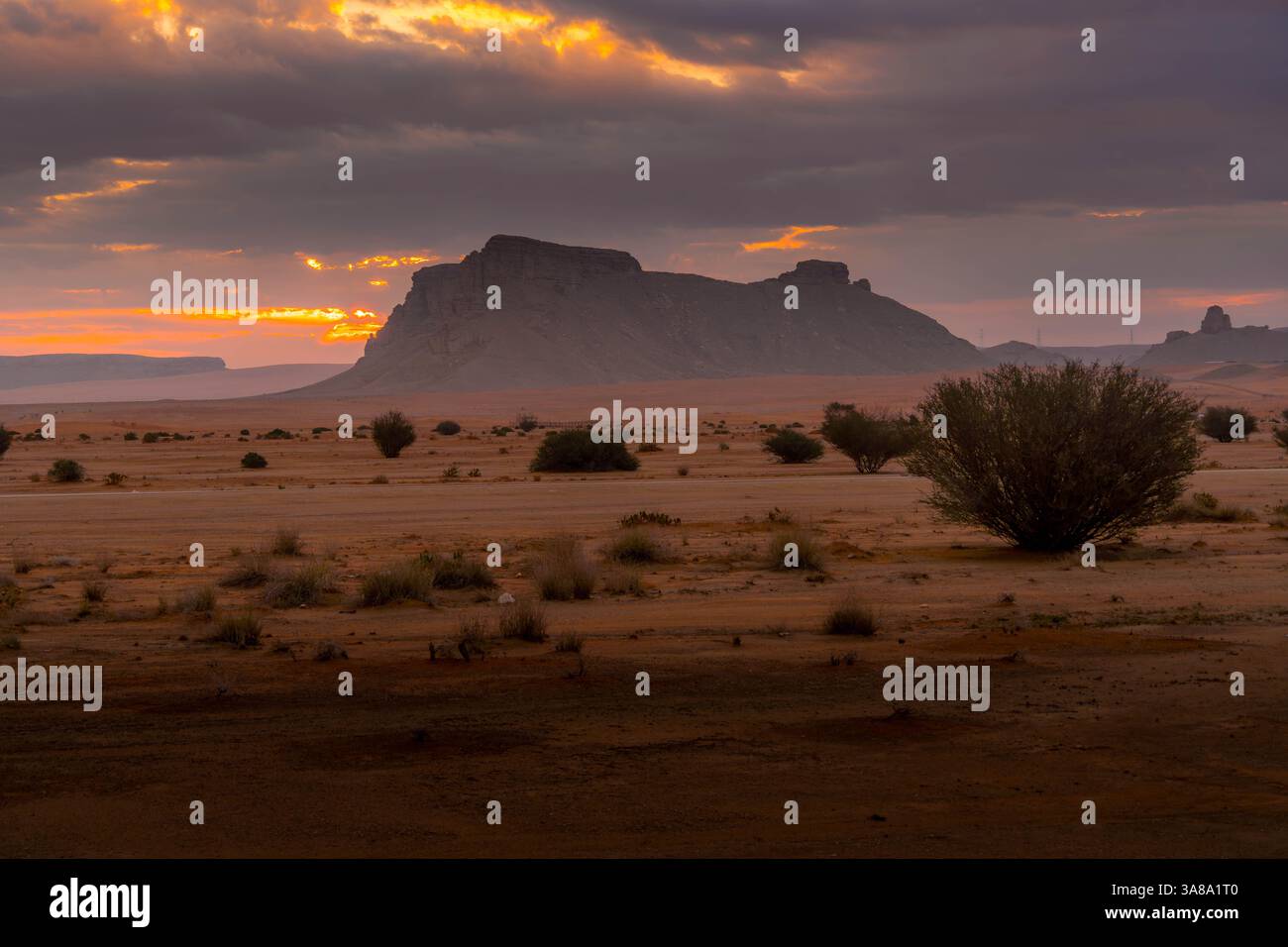 Die wunderschöne felsige Landschaft in den Vororten von Riad, Saudi-Arabien, mit der massiven Felsformation in der Wüste. Stockfoto