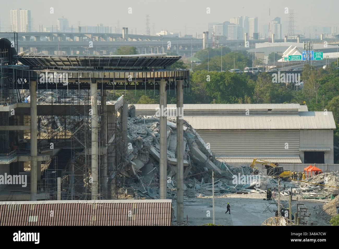 Bangkok, Thailand. März 2025. Allgemeine Ansicht des 34-stöckigen Gebäudes, das nach einem Erdbeben einstürzte. Nach Angaben des United States Geological Survey (USGS) traf ein Erdbeben der Stärke 7,7 Myanmar, wobei im benachbarten Thailand ein Zittern zu spüren war. Quelle: SOPA Images Limited/Alamy Live News Stockfoto
