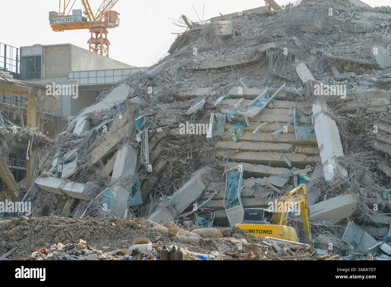 Bangkok, Thailand. März 2025. Allgemeine Ansicht des 34-stöckigen Gebäudes, das nach einem Erdbeben einstürzte. Nach Angaben des United States Geological Survey (USGS) traf ein Erdbeben der Stärke 7,7 Myanmar, wobei im benachbarten Thailand ein Zittern zu spüren war. Quelle: SOPA Images Limited/Alamy Live News Stockfoto