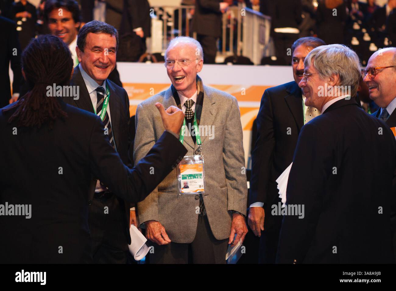 LEIPZIG – 9. DEZEMBER: Die brasilianische Fußballlegende Jorge Mario Zagallo (C) lacht mit dem aktuellen Nationaltrainer Carlos Alberto Parreira (L) und weiteren Mitgliedern des Bundes bei der Verlosung der FIFA-Weltmeisterschaft 2006 am 9. Dezember 2005 in Leipzig. Nur redaktionelle Verwendung. Kommerzielle Nutzung verboten. (Foto von Jonathan Paul Larsen / Diadem Images). Stockfoto