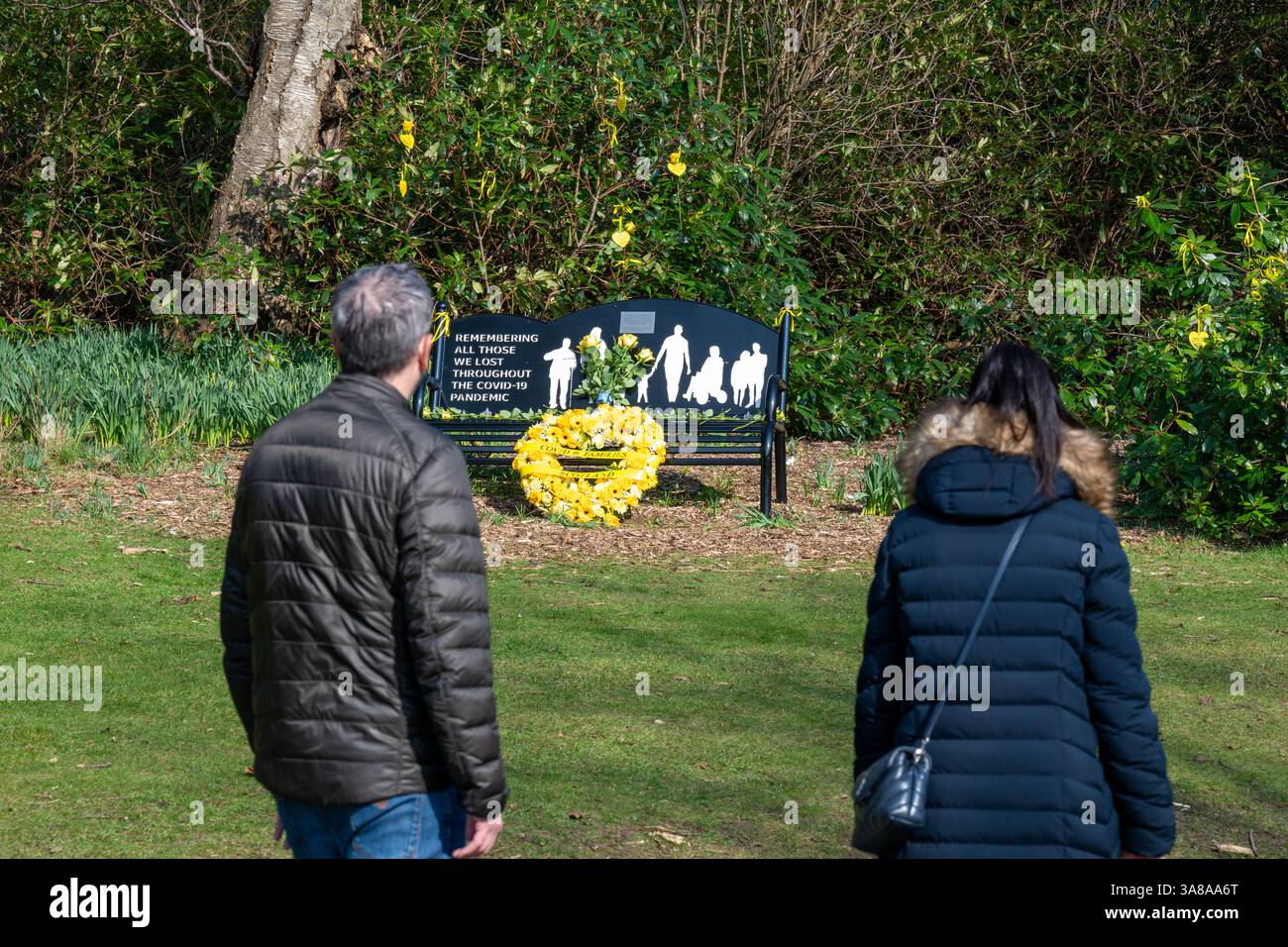 COVID 19-Gedenkbank im Pollok Country Park. Tribut an diejenigen, die durch die COVID-19-Pandemie verloren gegangen sind . Glasgow, Schottland Stockfoto