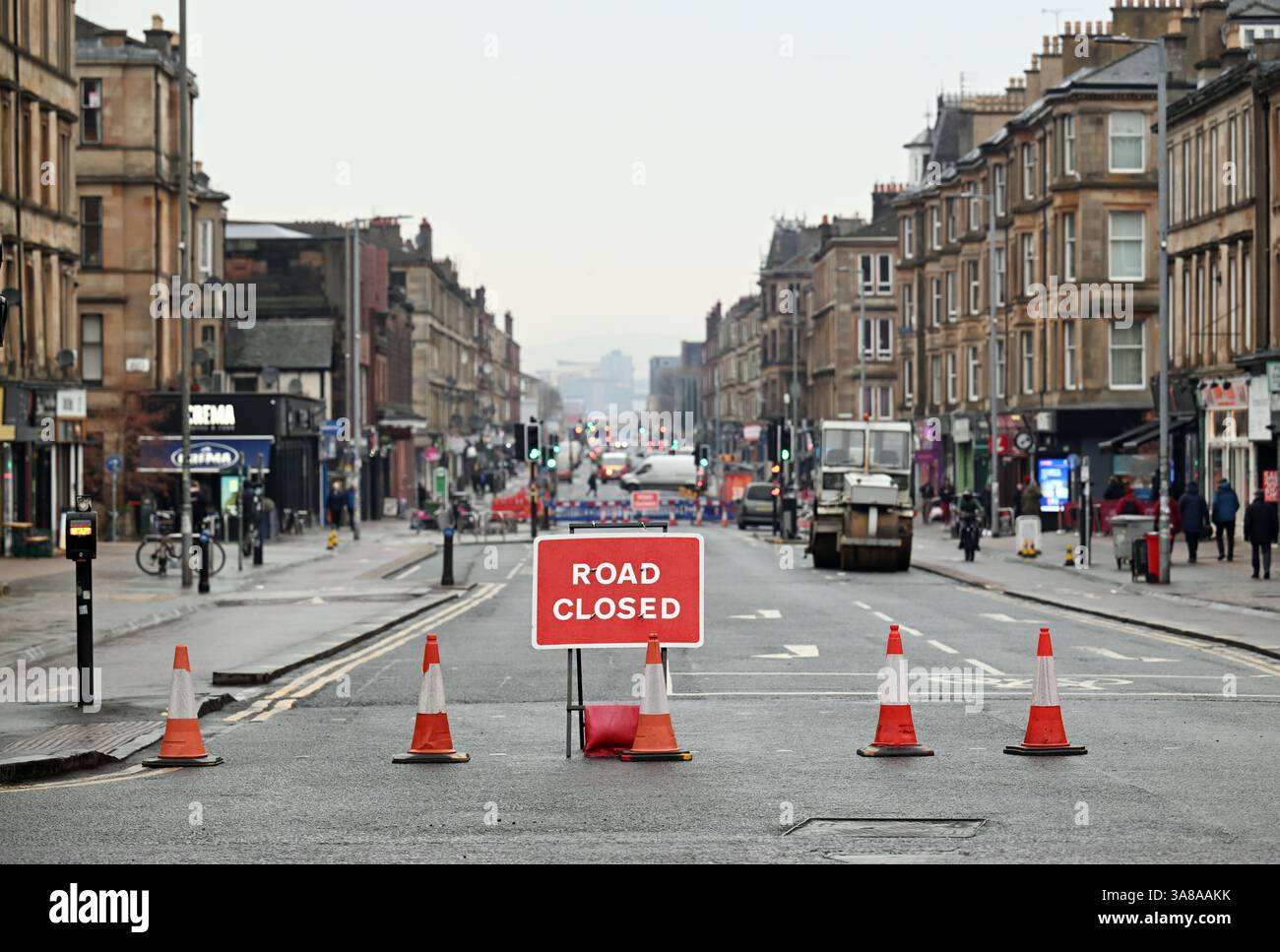 Schild „Road Closed“ auf der Victoria Road in Govanhill in Glasgow. Stockfoto