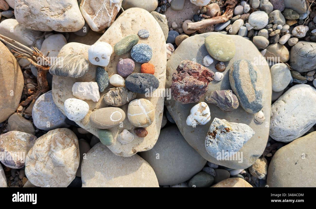 Verschiedene Formen und Farben der Steine am Flussufer Stockfoto