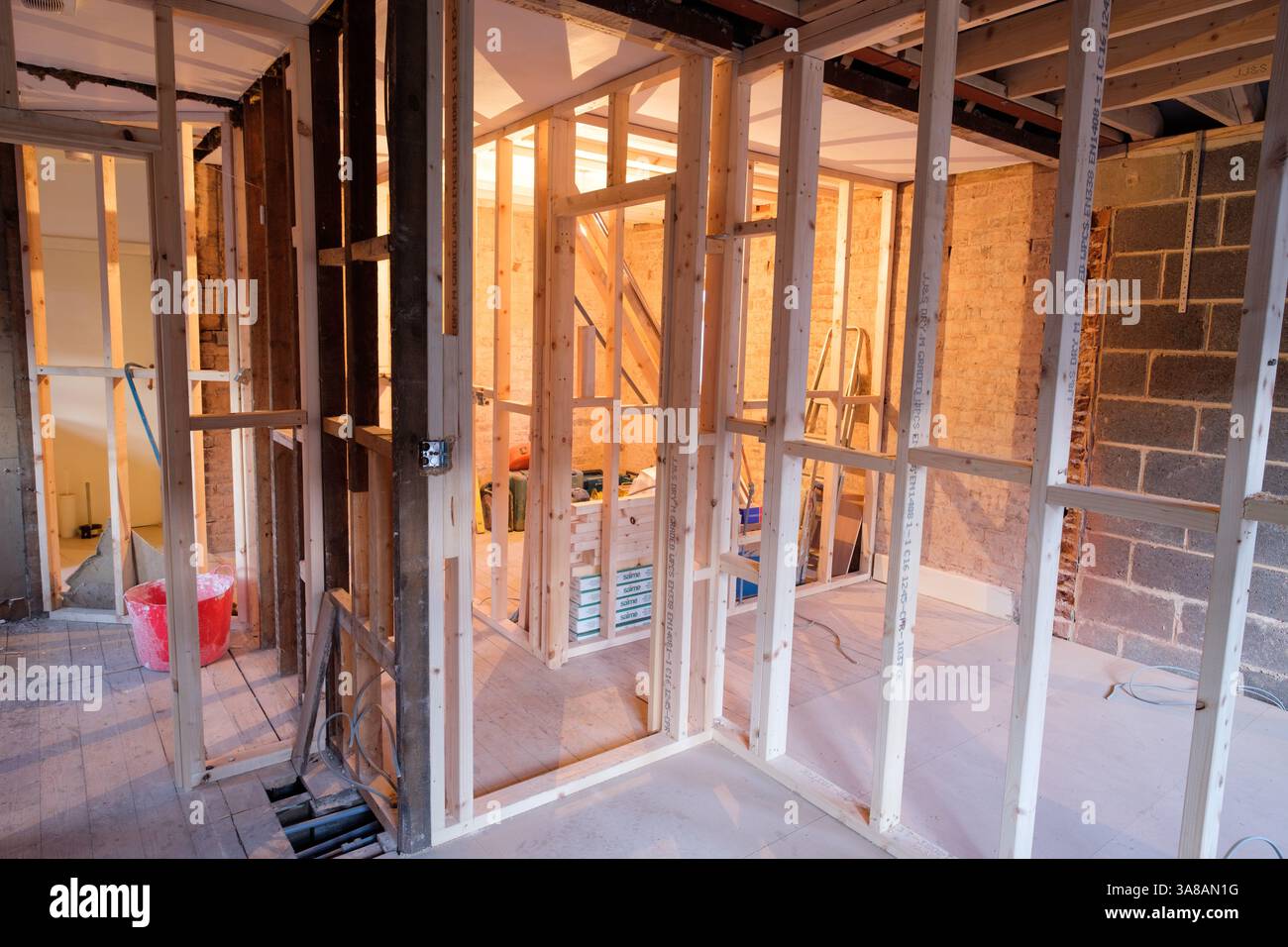 Innenrenovierung mit neuen Holzgestuften zur Raumtrennung und Neugestaltung des Hausaufbaus. Stockfoto