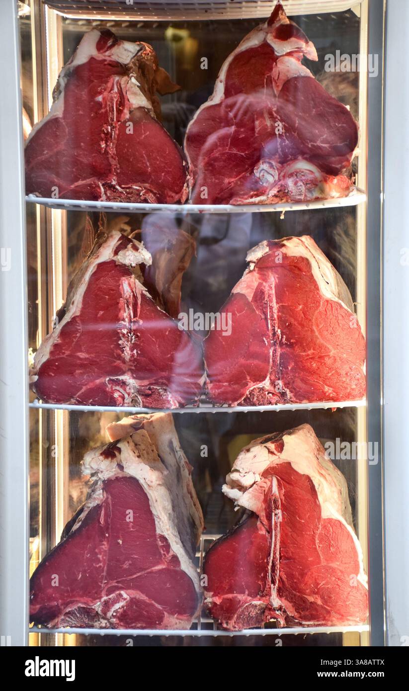 Große frische, rohe Steak florentinische Fleischscheiben werden im Schaufenster angezeigt Stockfoto