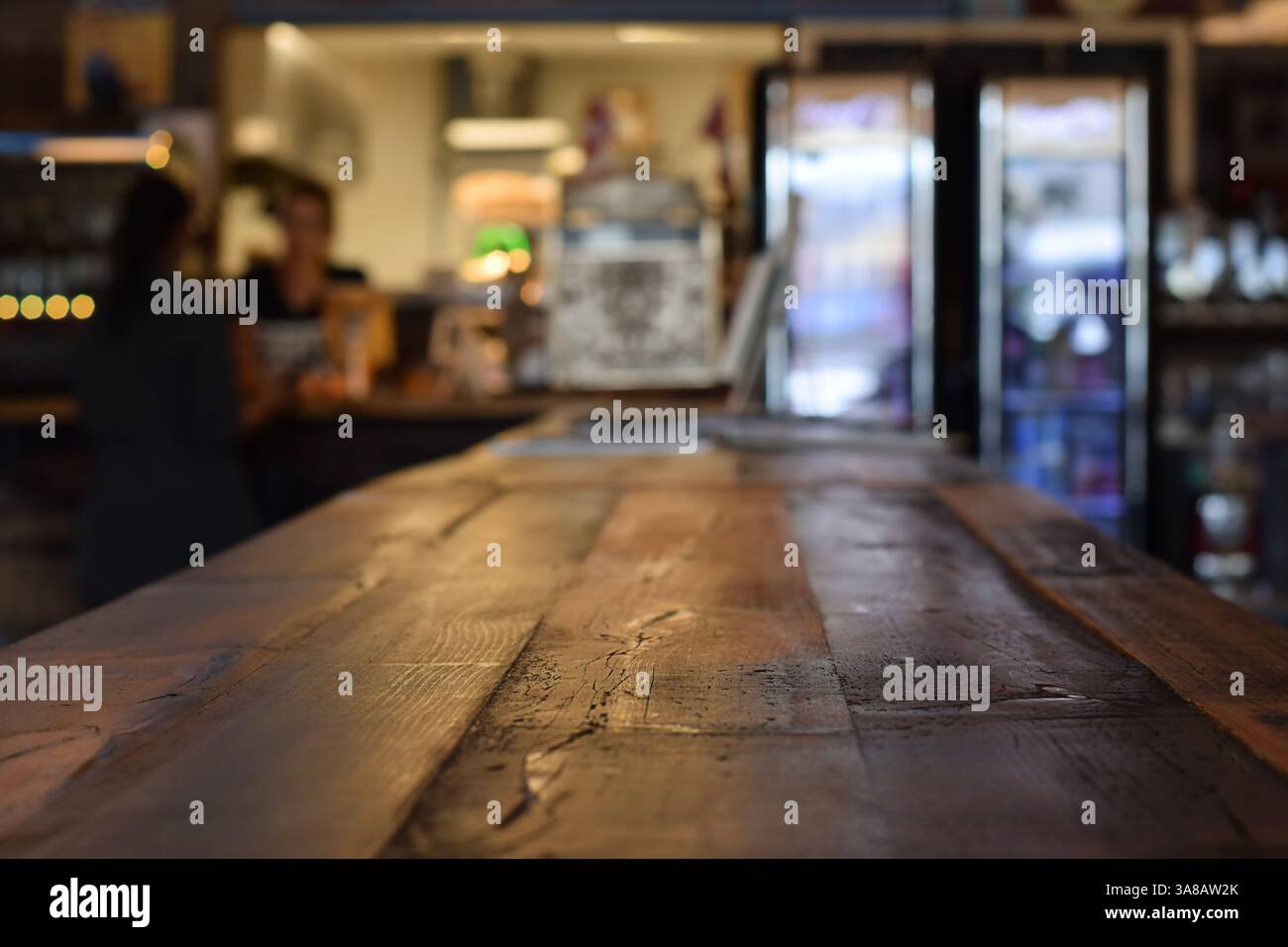 Rustikaler Holztisch in einem Diner mit selektivem Fokus und defokussiertem Innenraum für Produktplatzierung mit Kopierraum Stockfoto