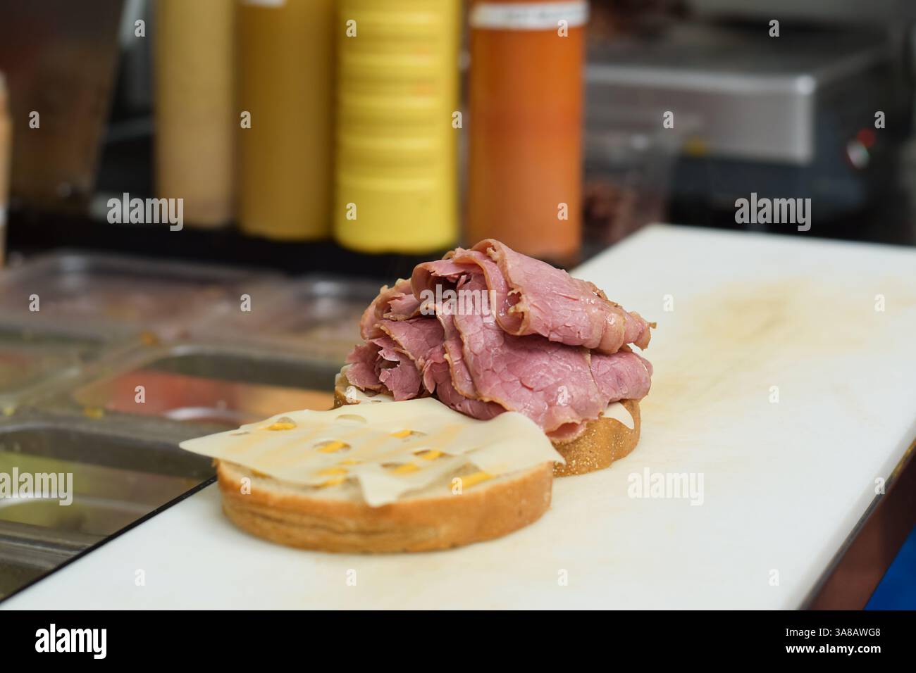 Nahaufnahme eines offenen Feinkost-Fleisch-Corned-Beef-Sandwiches, das in einem Restaurant zubereitet wird Stockfoto