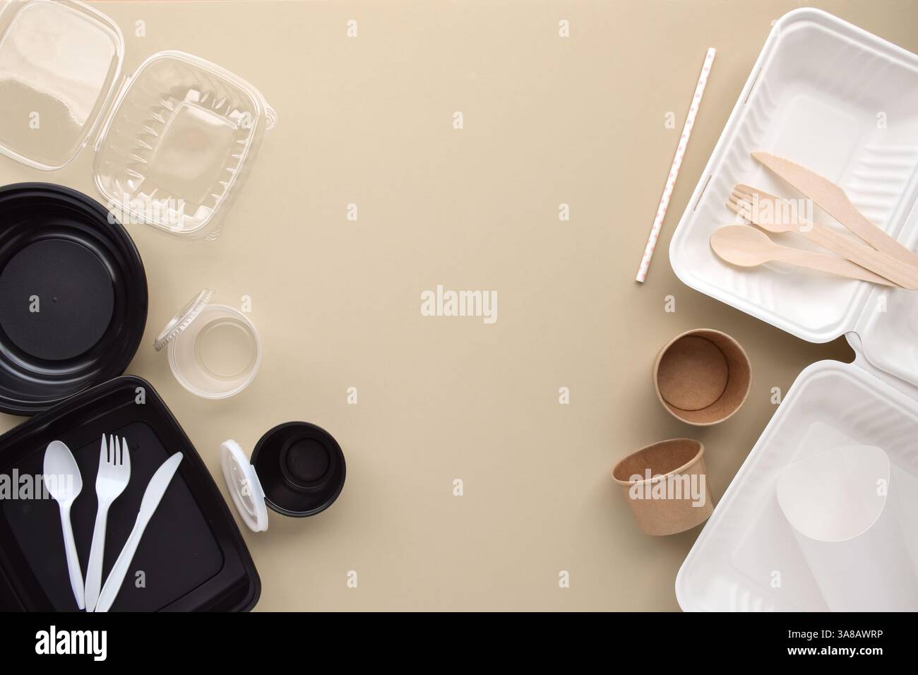 Kunststoff vs. Biologisch abbaubare Lebensmittelbehälter zum Herausnehmen auf hellbeigem Hintergrund Stockfoto
