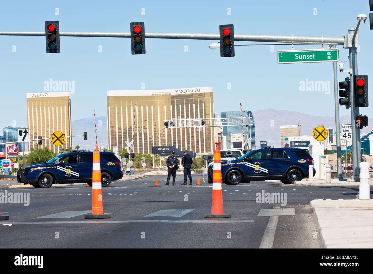 Oktober 2017 - Las Vegas, Nevada, USA - NHP-Offiziere blockieren am Montag den Las Vegas Blvd an der Sunset Road, nachdem am Abend zuvor bei einem Country-Musikfestival in der Nähe des Mandalay Bay Hotel and Casino Massenschießereien stattgefunden hatten. (Kreditbild: © Christopher DeVargas/Las Vegas Sun via ZUMA Wire) Stockfoto