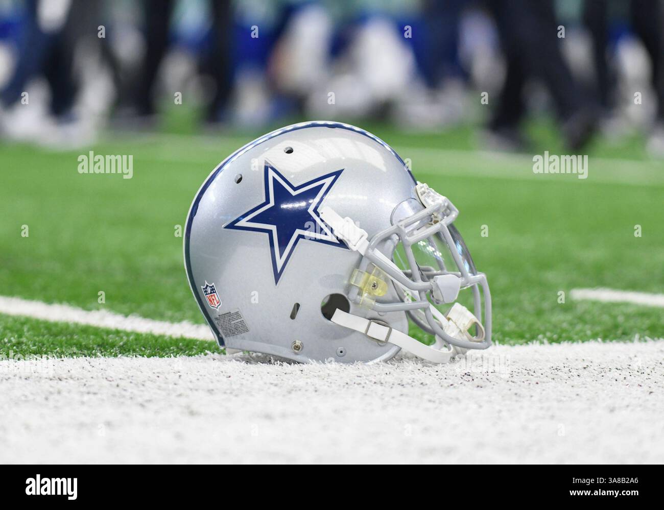 1. Oktober 2017: Ein Dallas Helm sitzt auf dem Spielfeld, bevor ein NFL-Football-Spiel zwischen den Los Angeles Rams und den Dallas Cowboys im AT&T Stadium in Arlington, TX Los Angeles Dallas besiegte 35-30 Albert Pena/CSM (Credit Image: &Copy; Albert Pena/CSM via ZUMA Wire) Stockfoto