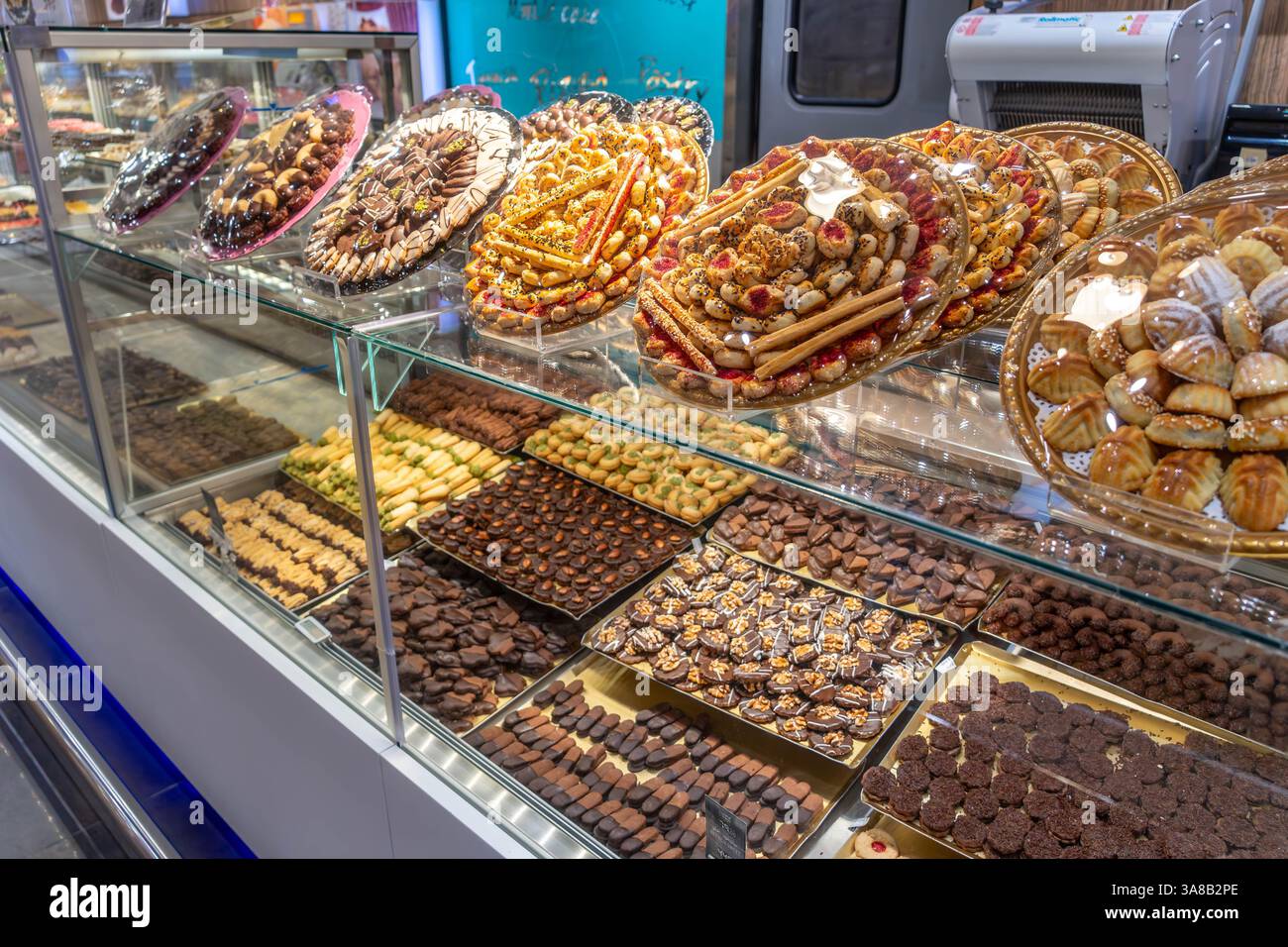 Eine Vitrine mit Gebäck, Süßigkeiten und Keksen, Schokoladenüberzug, Süßigkeiten, verschiedenen Keksen, und Backwaren in Absprache in Saudi-Arabien Stockfoto
