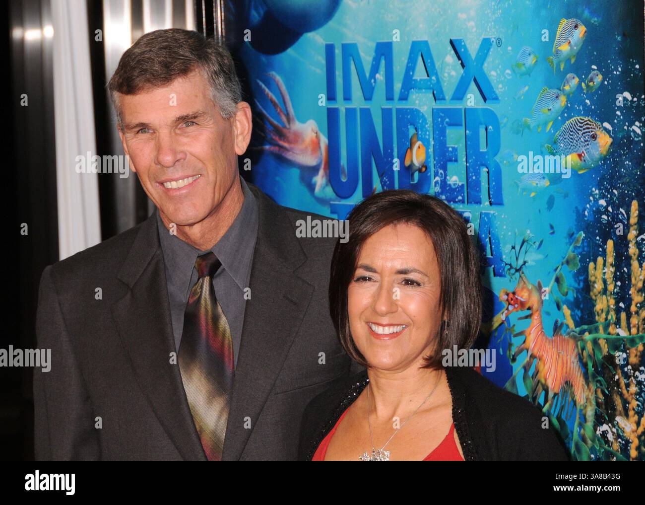 5. Februar 2009 – Los Angeles, CA, USA – 5. Februar 2009 – Los Angeles, CA – Howard Hall, Regisseur und Frau Michele Hall, Produzent. Sondervorführung „Under the Sea 3D“ im IMAX-Theater des California Science Center. Foto: Byron Purvis/AdMedia Stockfoto