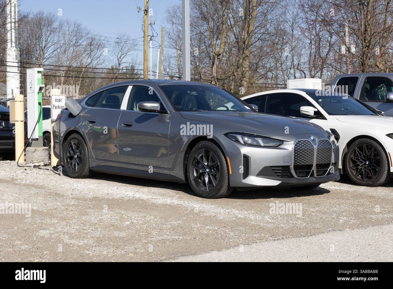 Indianapolis - 26. März 2025: BMW i4 xDrive40 Gran Coupe EV Display. BMW bietet den i4 mit einer Reichweite von bis zu 307 km an. MEIN:2025 Stockfoto