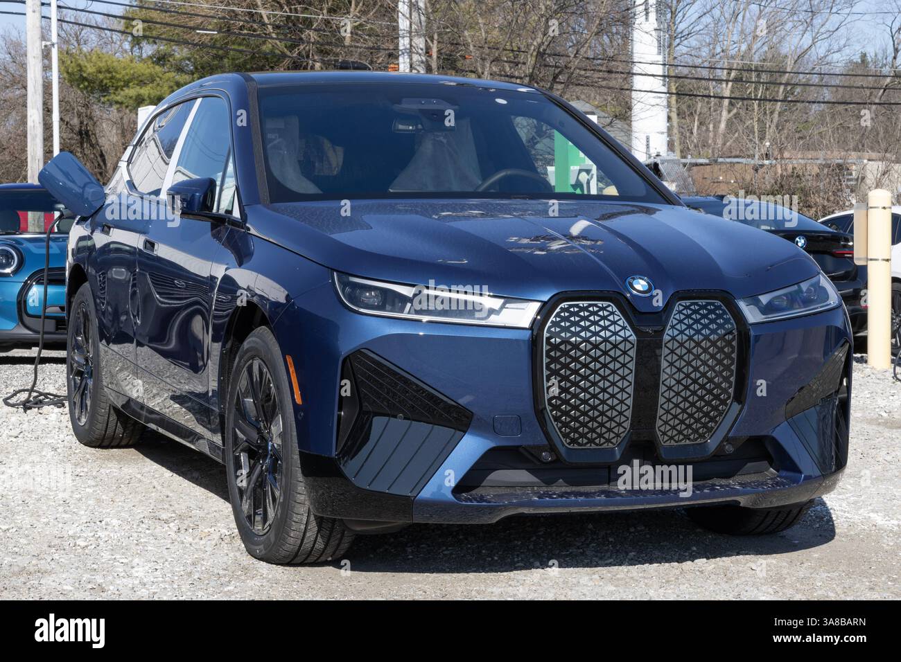 Indianapolis - 26. März 2025: Vollelektrisches SUV-Display des BMW iX xDrive50. BMW bietet den iX mit einer Reichweite von bis zu 324 km. MEIN:2025 Stockfoto