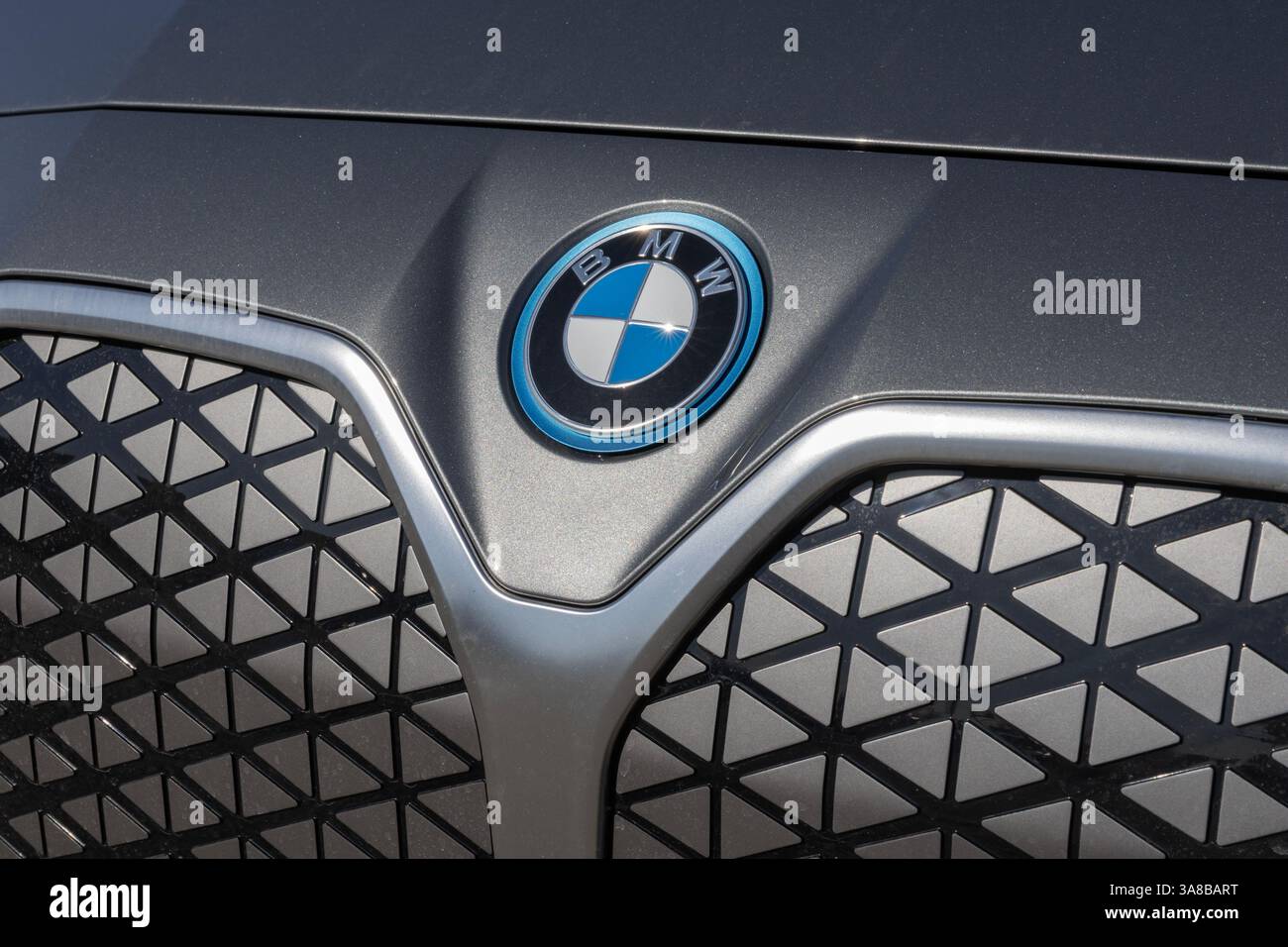 Indianapolis - 26. März 2025: BMW i4 xDrive40 Gran Coupe EV Display. BMW bietet den i4 mit einer Reichweite von bis zu 307 km an. MEIN:2025 Stockfoto
