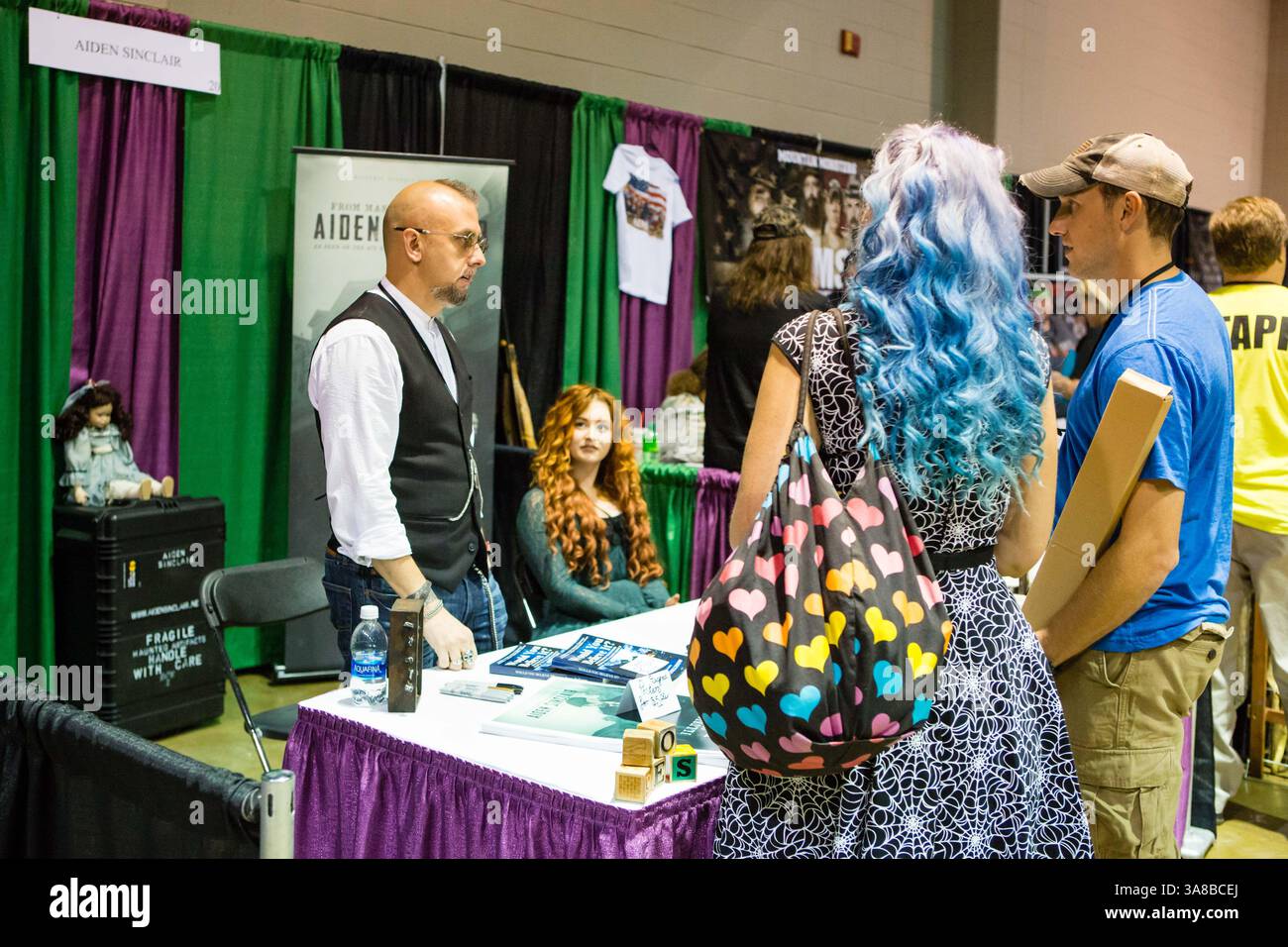 29. September 2017: Lexington, Kentucky, Vereinigte Staaten von Amerika - LEXINGTON, KY - 29. SEPTEMBER: Der Illusionist Aiden Sinclair spricht mit Fans während des ScareFest X am 29. September 2017 im Lexington Convention Center in Lexington, KY. (Foto: Mat Gdowski/South Bay Photography) (Foto: © Mat Gdowski via ZUMA Wire) Stockfoto