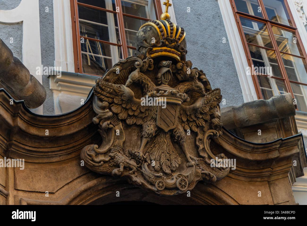 Prag. Tschechische Republik. Der Millesimo Palace steht an der Celetna Street und zeichnet sich durch seine reich verzierten Steinmetzarbeiten, hohen Decken und das Symmet aus Stockfoto