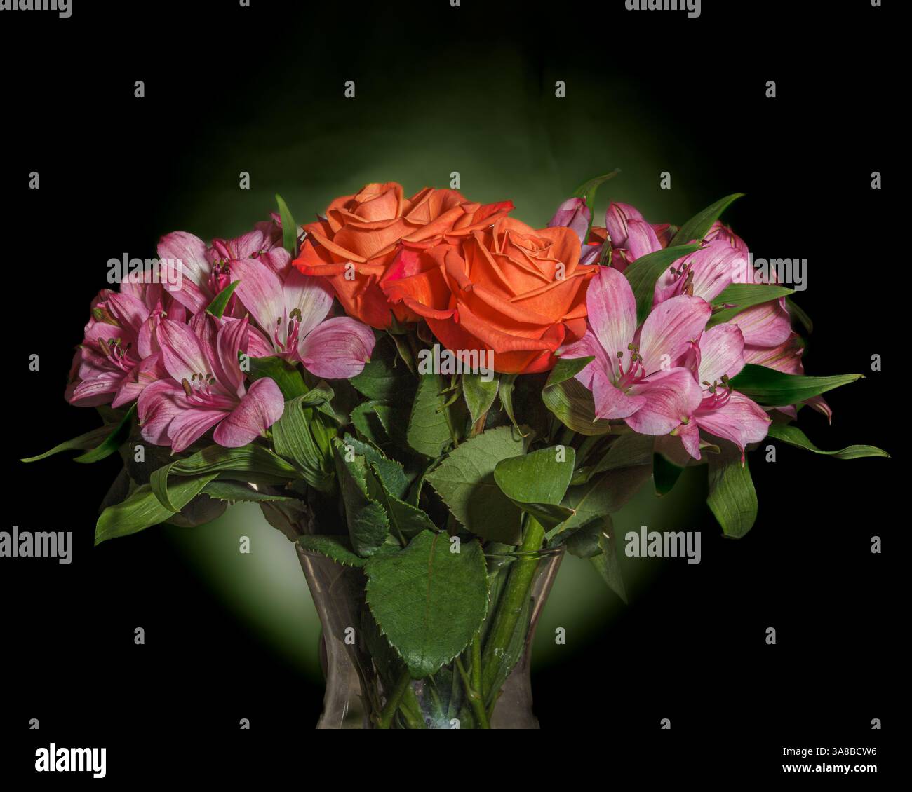 Wunderschöner Blumenstrauß von Orange Rosen und rosa Blumen auf dunklem Hintergrund Stockfoto