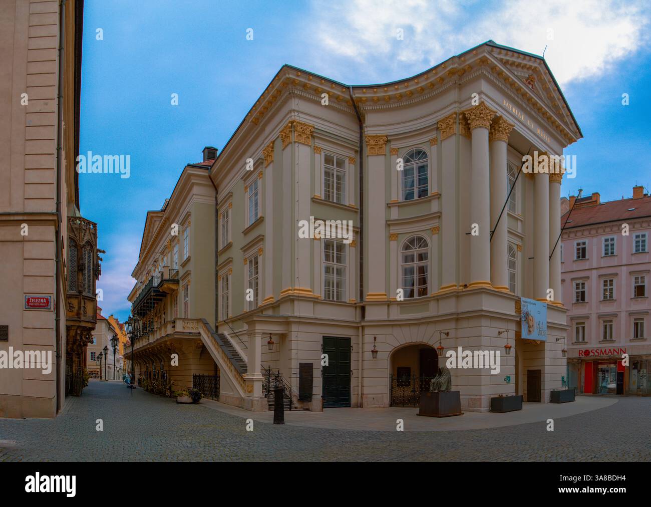 Das Estates Theatre (tschechisch Stavovskedivadlo) ist ein historisches Theater in Prag. Das Estates Theatre wurde dem National Theat annektiert Stockfoto