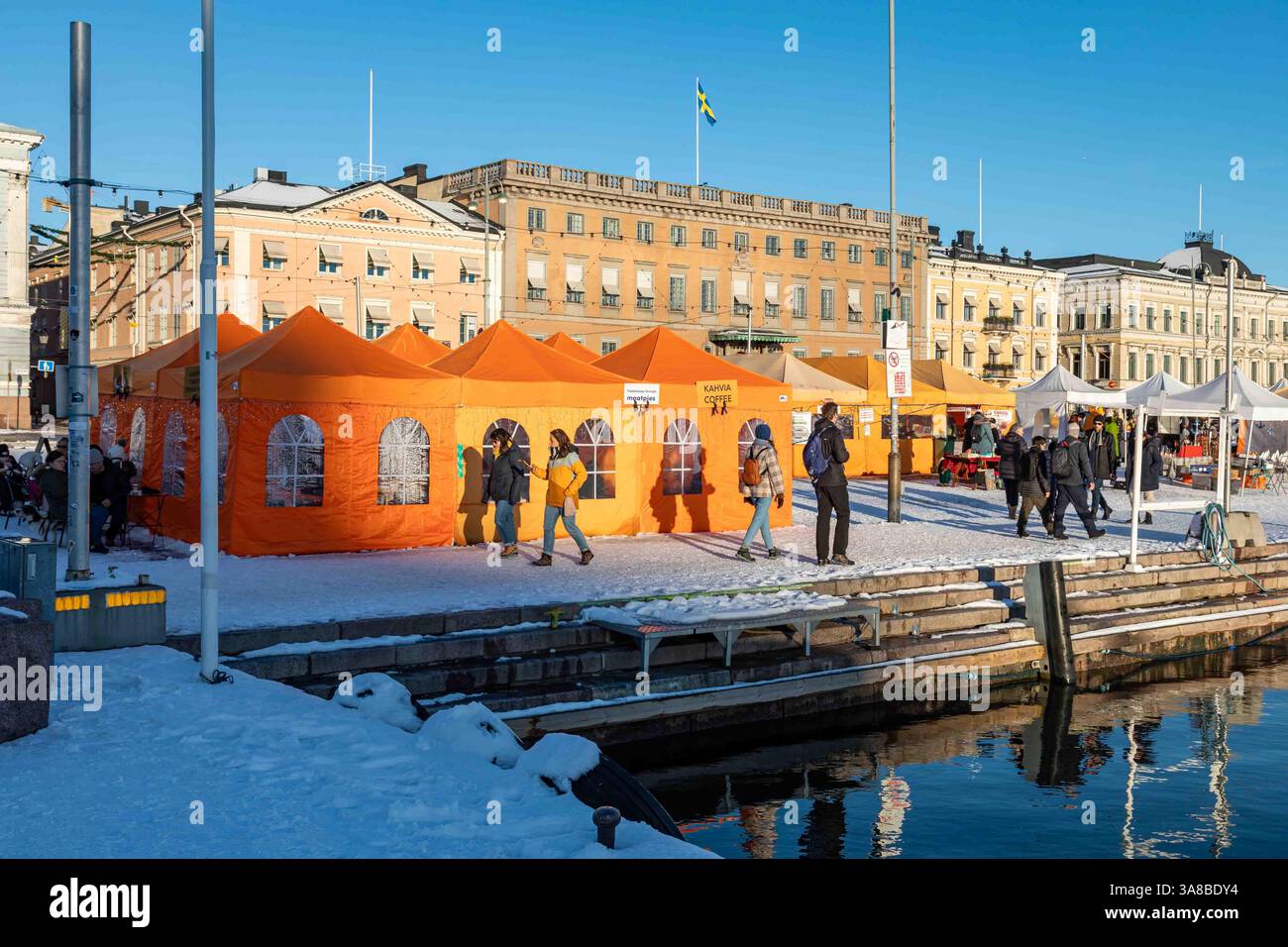 Menschen und Festzelte auf dem schneebedeckten Helsinki Market Square in Helsinki, Finnland Stockfoto