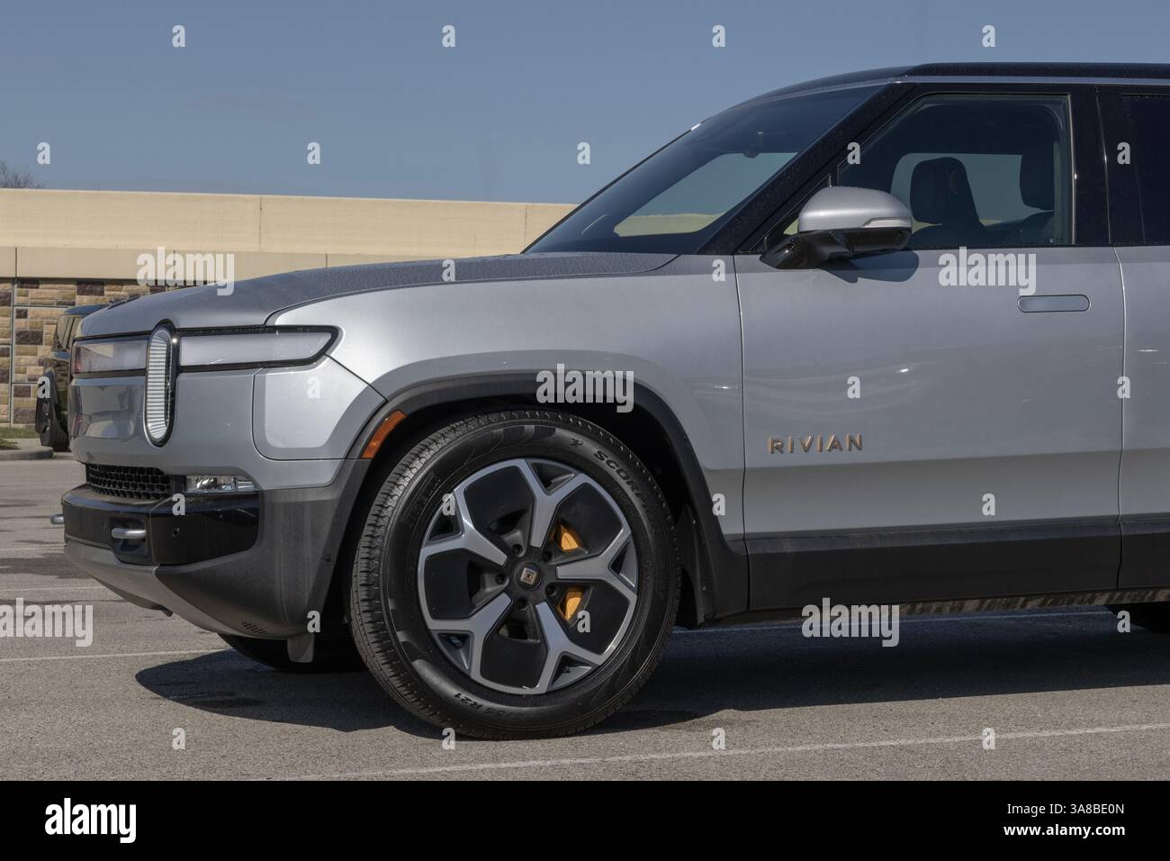 Indianapolis - 26. März 2025: Rivian R1S Adventure vollelektrische SUV-Anzeige. Rivian bietet die R1S mit einer Reichweite von bis zu 321 Meilen an. MEIN Stockfoto