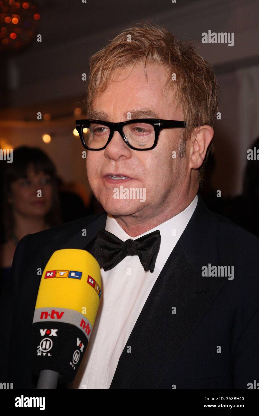 Oktober 11, 2017 - London, Großbritannien, USA - ELTON JOHN .The Grey Goose Character & Cocktails Ball, Gorsvenor House Hotel, London, England..13. Dezember 2009.Kopffoto Porträt schwarze Brille Bogenbinde Mikrofon .CAP/ROS.Ã‚Â ©Steve Ross/Capital Pictures (Credit Image: © Steve Ross/AdMedia) Stockfoto