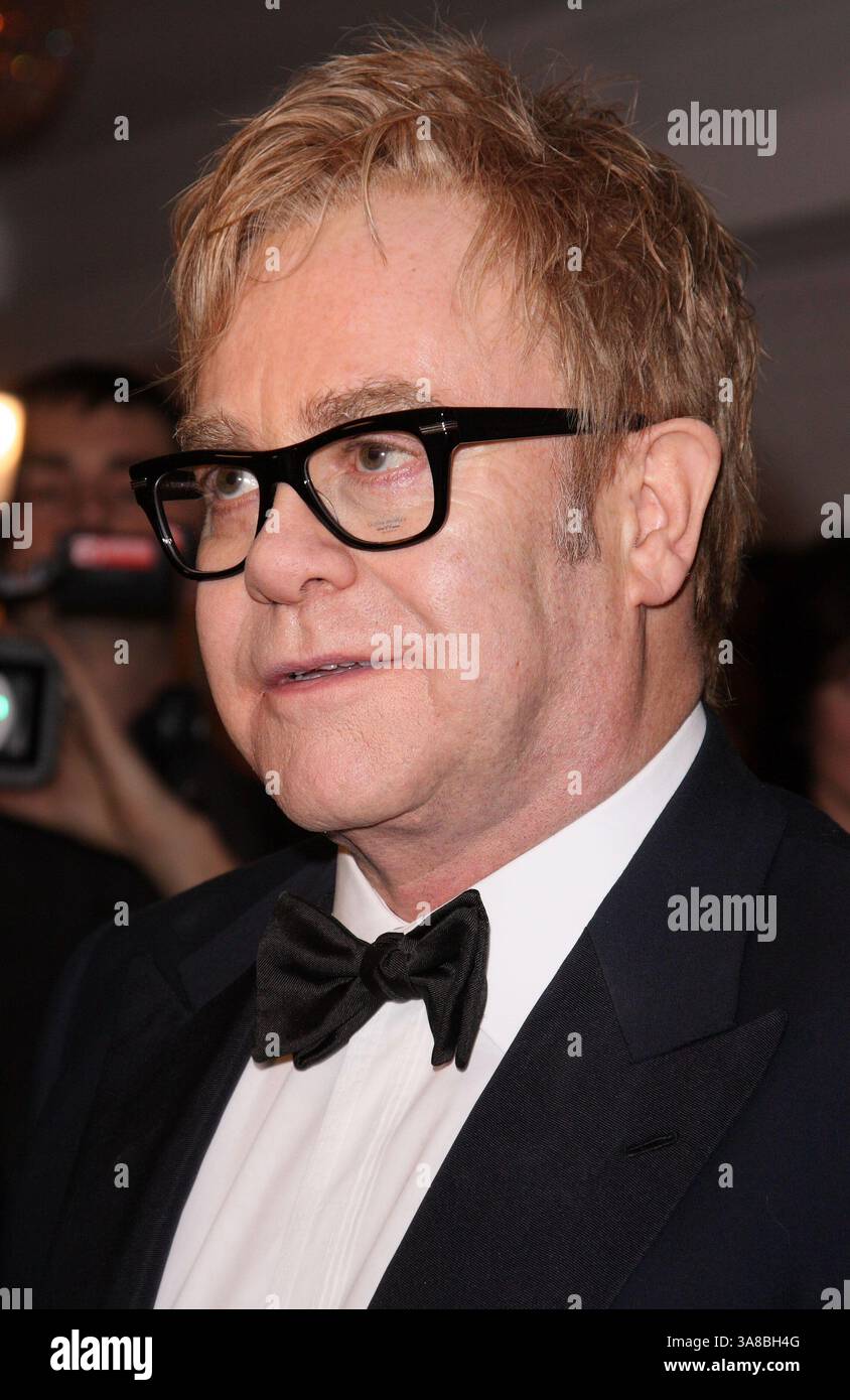 Oktober 11, 2017 - London, Großbritannien, USA - ELTON JOHN .The Grey Goose Character & Cocktails Ball, Gorsvenor House Hotel, London, England..13. Dezember 2009.Kopffoto Porträt schwarze Brille Bow TIE.CAP/ROS.Ã‚Â ©Steve Ross/Capital Pictures (Kreditbild: © Steve Ross/AdMedia) Stockfoto