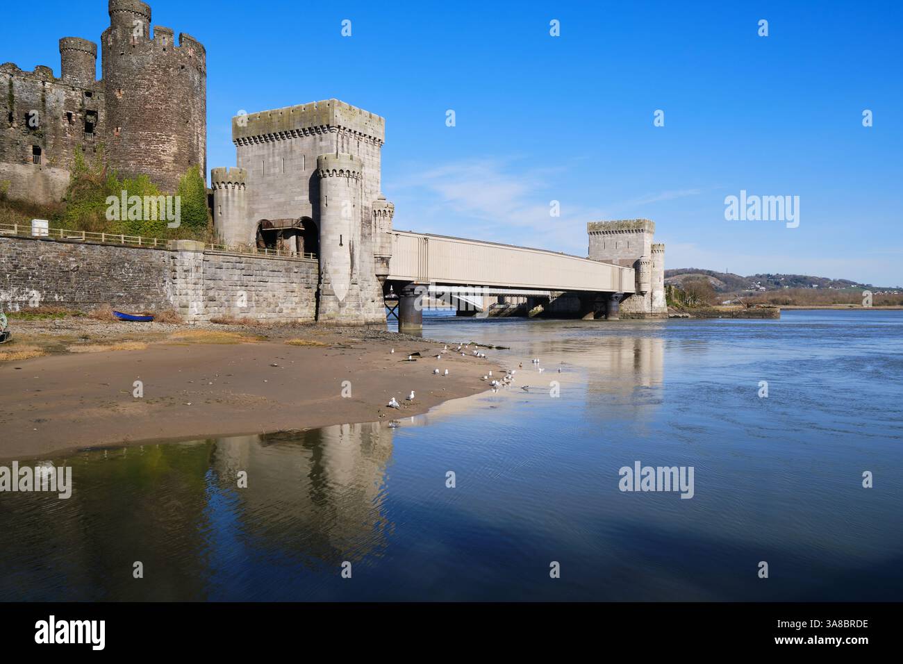 Eisenbahnbrücke über die Mündung von Conwy in Nordwales, die Mitte des 19. Jahrhunderts von Robert Stephenson entworfen wurde Stockfoto