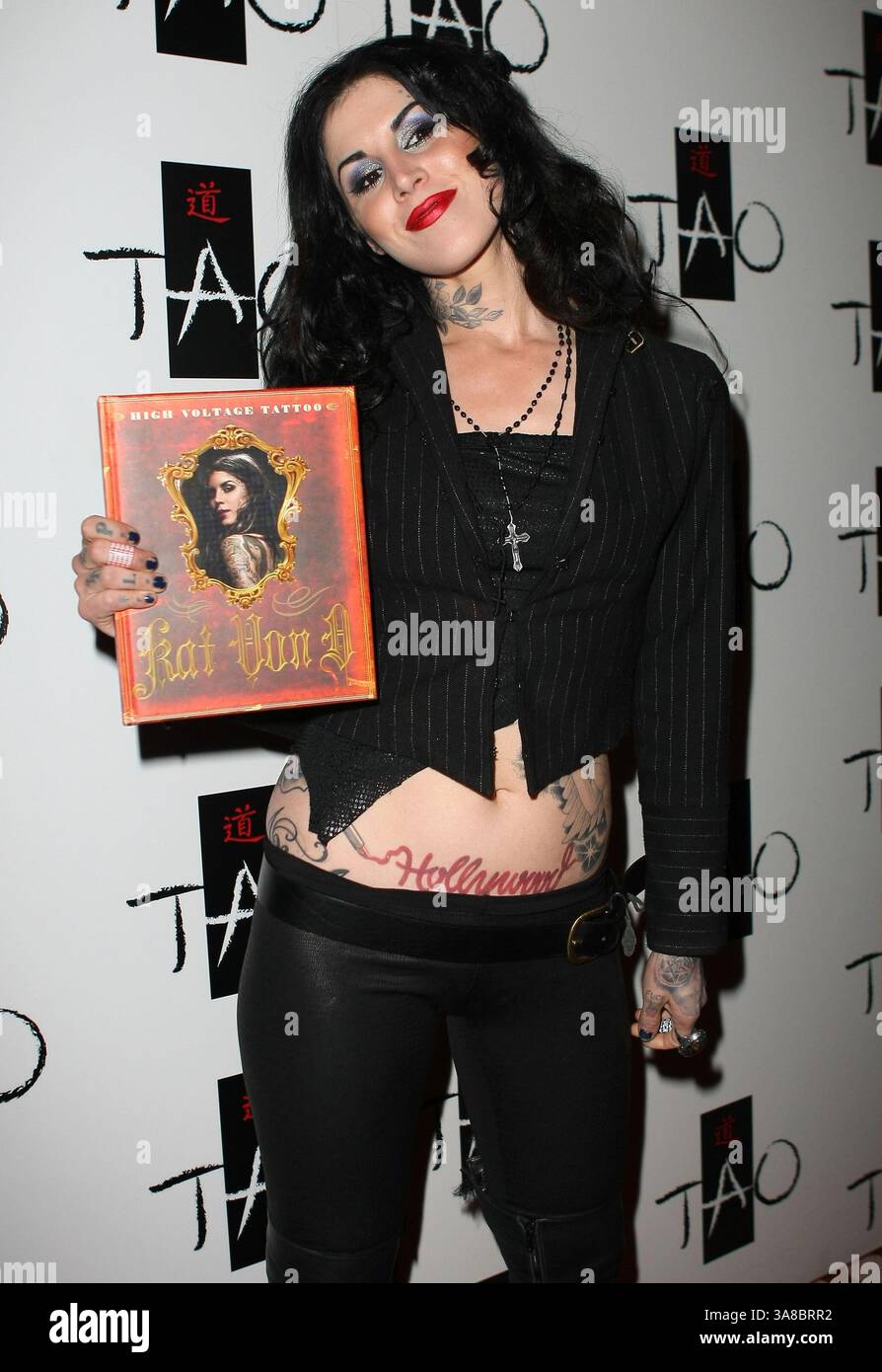 5. Februar 2009 - Las Vegas, Nevada, USA - 05. Februar 2009 - Las Vegas, Nevada - Kat von D. Kat von D von LA Ink feiert die Veröffentlichung ihres neuen Buches „High Voltage Tattoo“ im Tao Nachtclub im Venetian Resort Hotel and Casino. Foto: MJT/AdMedia (Foto: © MJT/AdMedia via ZUMA Wire) Stockfoto