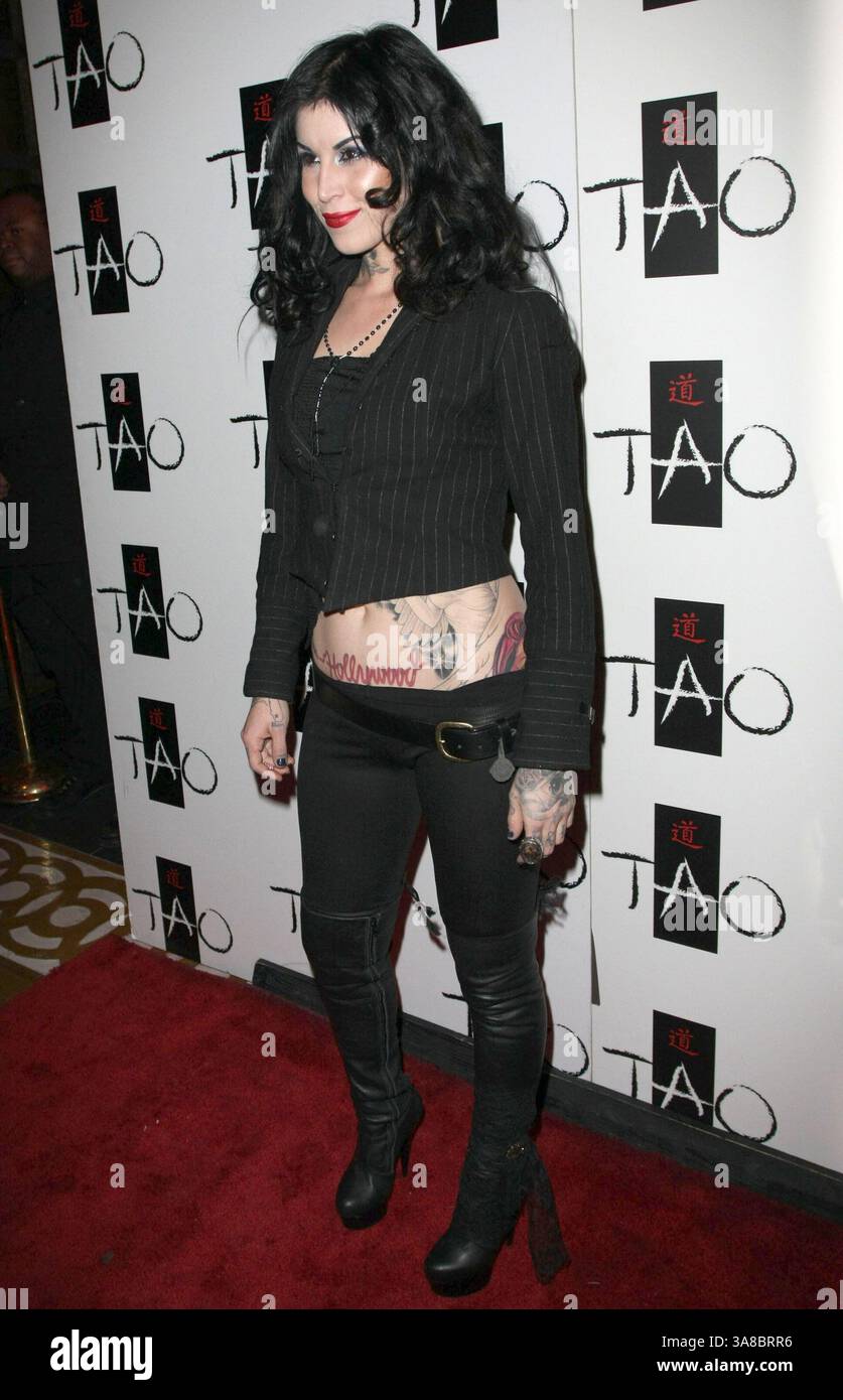 5. Februar 2009 - Las Vegas, Nevada, USA - 05. Februar 2009 - Las Vegas, Nevada - Kat von D. Kat von D von LA Ink feiert die Veröffentlichung ihres neuen Buches „High Voltage Tattoo“ im Tao Nachtclub im Venetian Resort Hotel and Casino. Foto: MJT/AdMedia (Foto: © MJT/AdMedia via ZUMA Wire) Stockfoto