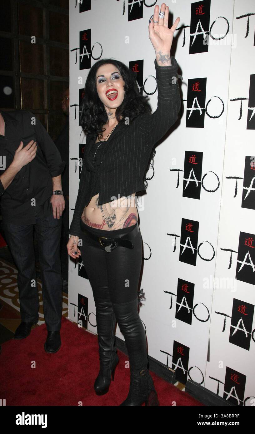 5. Februar 2009 - Las Vegas, Nevada, USA - 05. Februar 2009 - Las Vegas, Nevada - Kat von D. Kat von D von LA Ink feiert die Veröffentlichung ihres neuen Buches „High Voltage Tattoo“ im Tao Nachtclub im Venetian Resort Hotel and Casino. Foto: MJT/AdMedia (Foto: © MJT/AdMedia via ZUMA Wire) Stockfoto