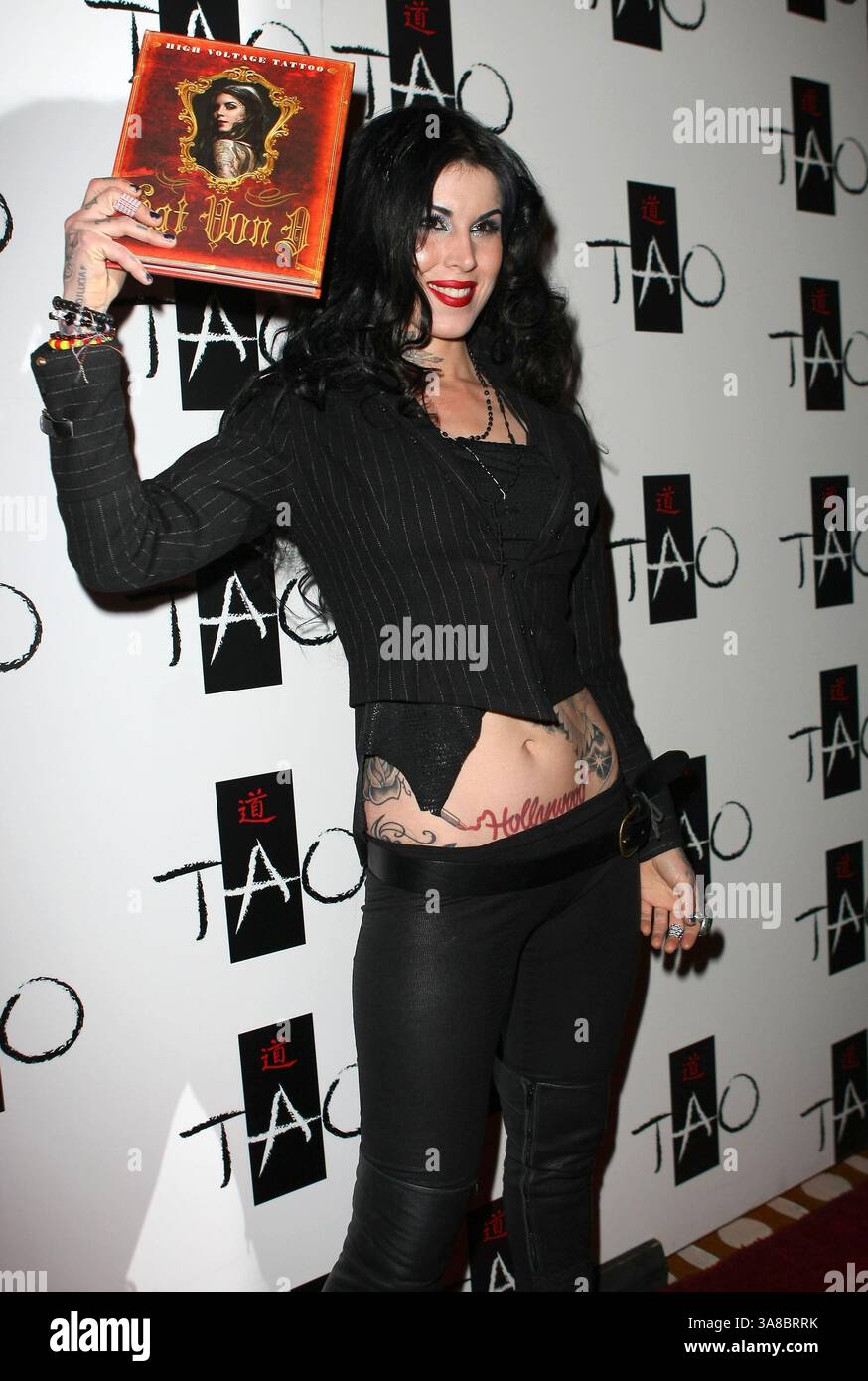 5. Februar 2009 - Las Vegas, Nevada, USA - 05. Februar 2009 - Las Vegas, Nevada - Kat von D. Kat von D von LA Ink feiert die Veröffentlichung ihres neuen Buches „High Voltage Tattoo“ im Tao Nachtclub im Venetian Resort Hotel and Casino. Foto: MJT/AdMedia (Foto: © MJT/AdMedia via ZUMA Wire) Stockfoto