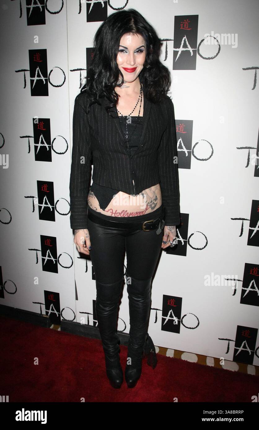 5. Februar 2009 - Las Vegas, Nevada, USA - 05. Februar 2009 - Las Vegas, Nevada - Kat von D. Kat von D von LA Ink feiert die Veröffentlichung ihres neuen Buches „High Voltage Tattoo“ im Tao Nachtclub im Venetian Resort Hotel and Casino. Foto: MJT/AdMedia (Foto: © MJT/AdMedia via ZUMA Wire) Stockfoto