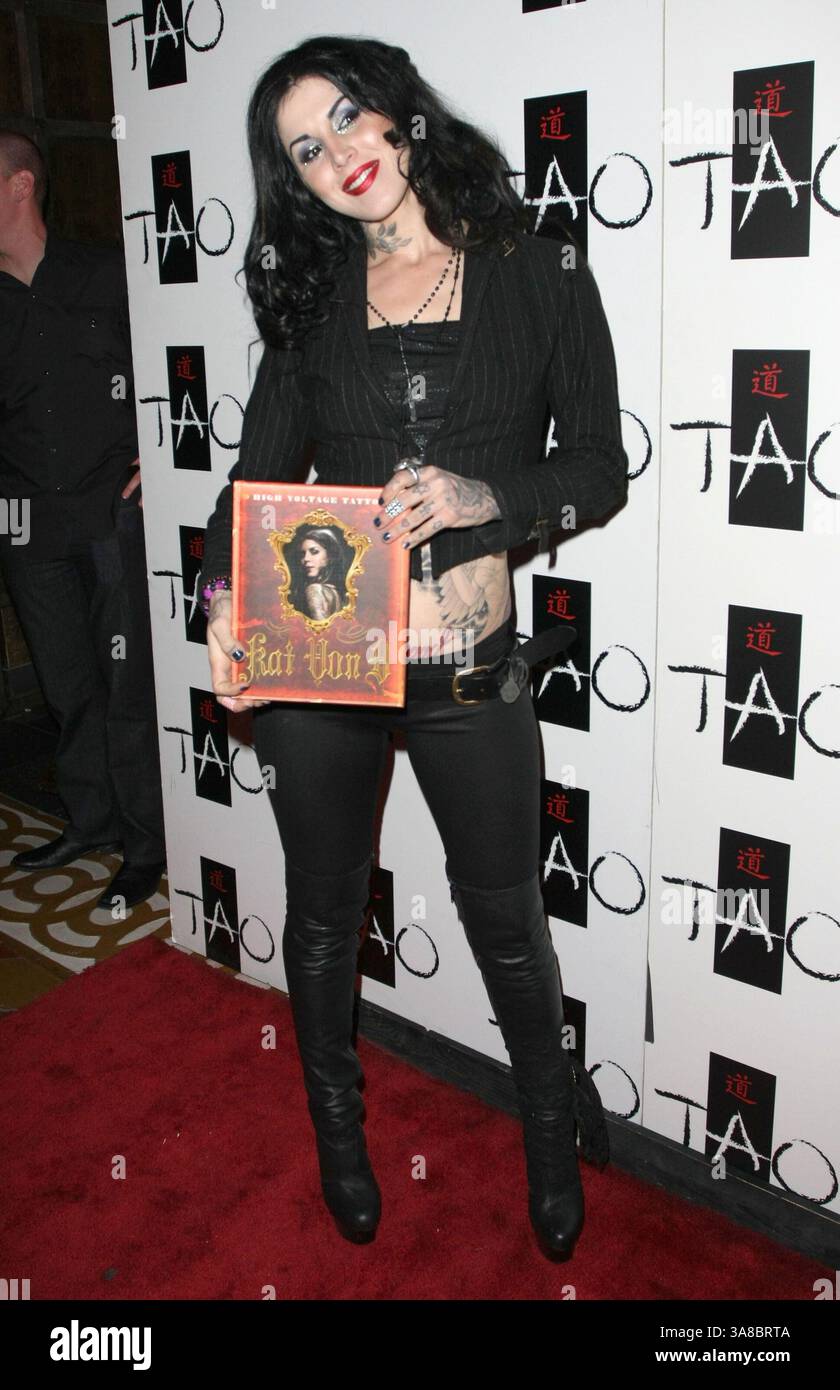 5. Februar 2009 - Las Vegas, Nevada, USA - 05. Februar 2009 - Las Vegas, Nevada - Kat von D. Kat von D von LA Ink feiert die Veröffentlichung ihres neuen Buches „High Voltage Tattoo“ im Tao Nachtclub im Venetian Resort Hotel and Casino. Foto: MJT/AdMedia (Foto: © MJT/AdMedia via ZUMA Wire) Stockfoto
