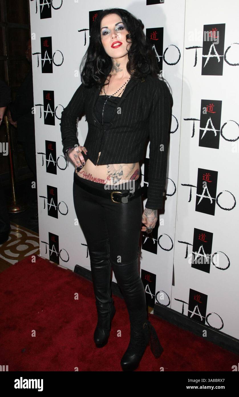 5. Februar 2009 - Las Vegas, Nevada, USA - 05. Februar 2009 - Las Vegas, Nevada - Kat von D. Kat von D von LA Ink feiert die Veröffentlichung ihres neuen Buches „High Voltage Tattoo“ im Tao Nachtclub im Venetian Resort Hotel and Casino. Foto: MJT/AdMedia (Foto: © MJT/AdMedia via ZUMA Wire) Stockfoto