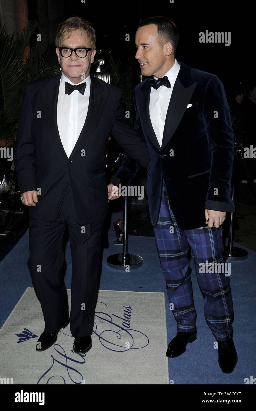 Dezember 2009 – London, Großbritannien, USA – 13. Dezember 2009 – London, England – Elton John and David Furish. Der Grey Goose Charakter und Cocktails Ball im Gorsvenor House Hotel. Foto: Can Nguyen/Capital Pictures (Foto: © Can Nguyen) Stockfoto